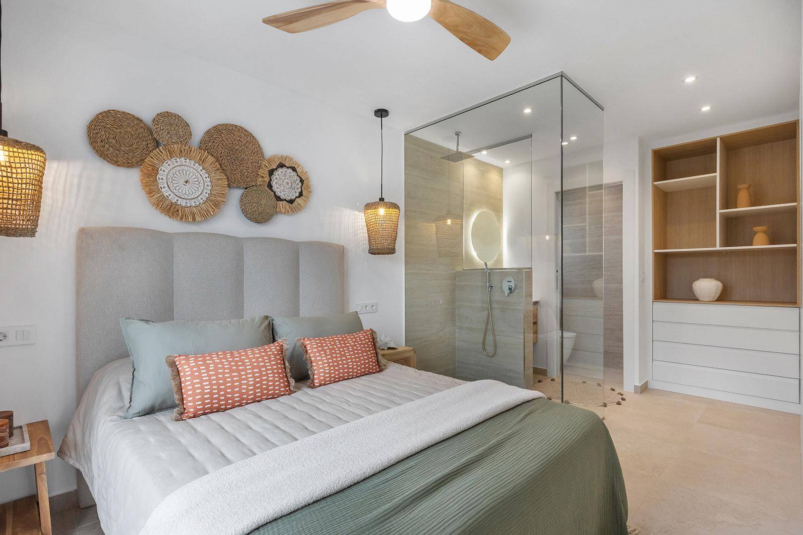Schlafzimmer mit offenem Duschbereich, modernen Einbauschränken und Deckenventilator.