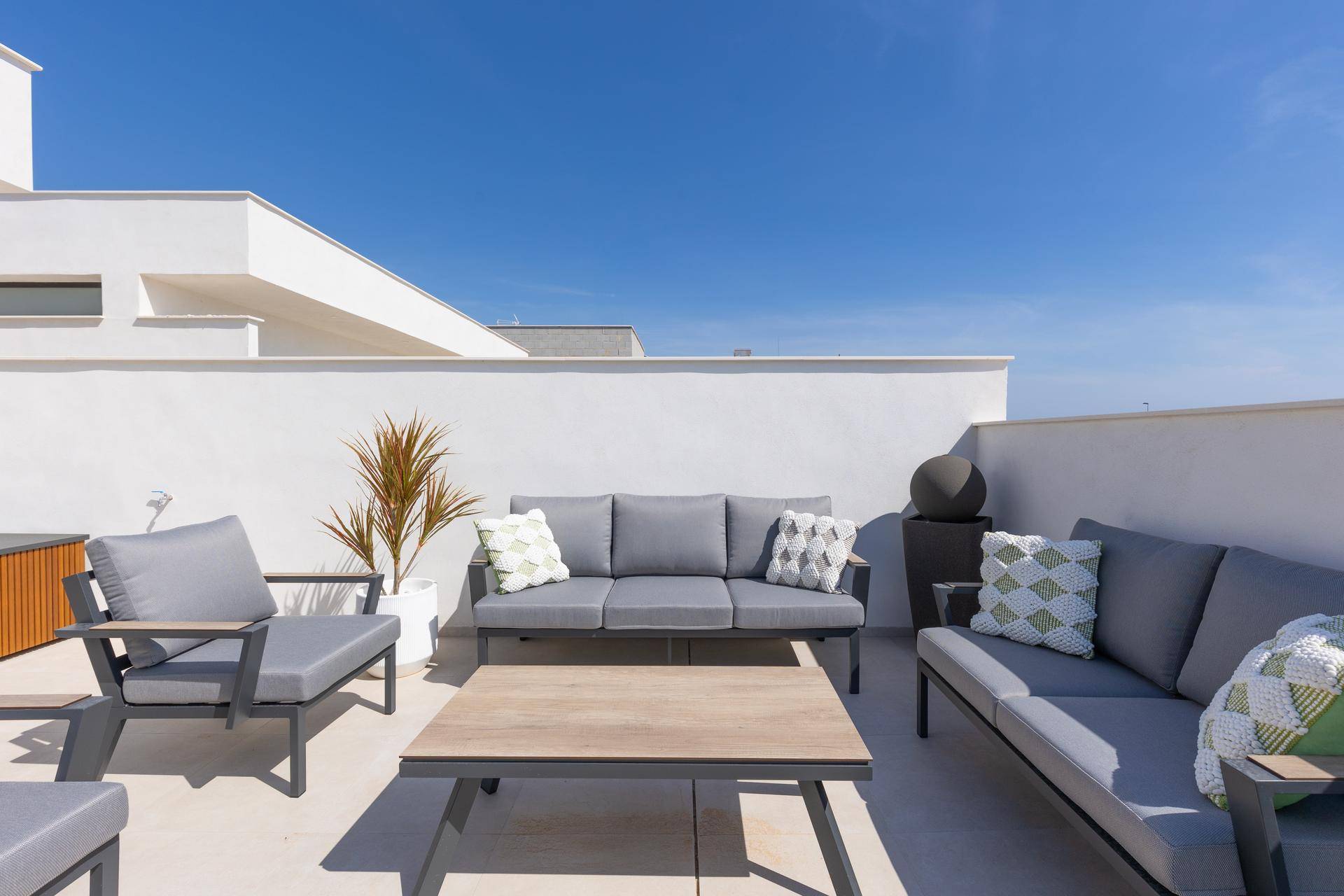 Geräumige Dachterrasse mit bequemen Loungemöbeln und weitem Blick.