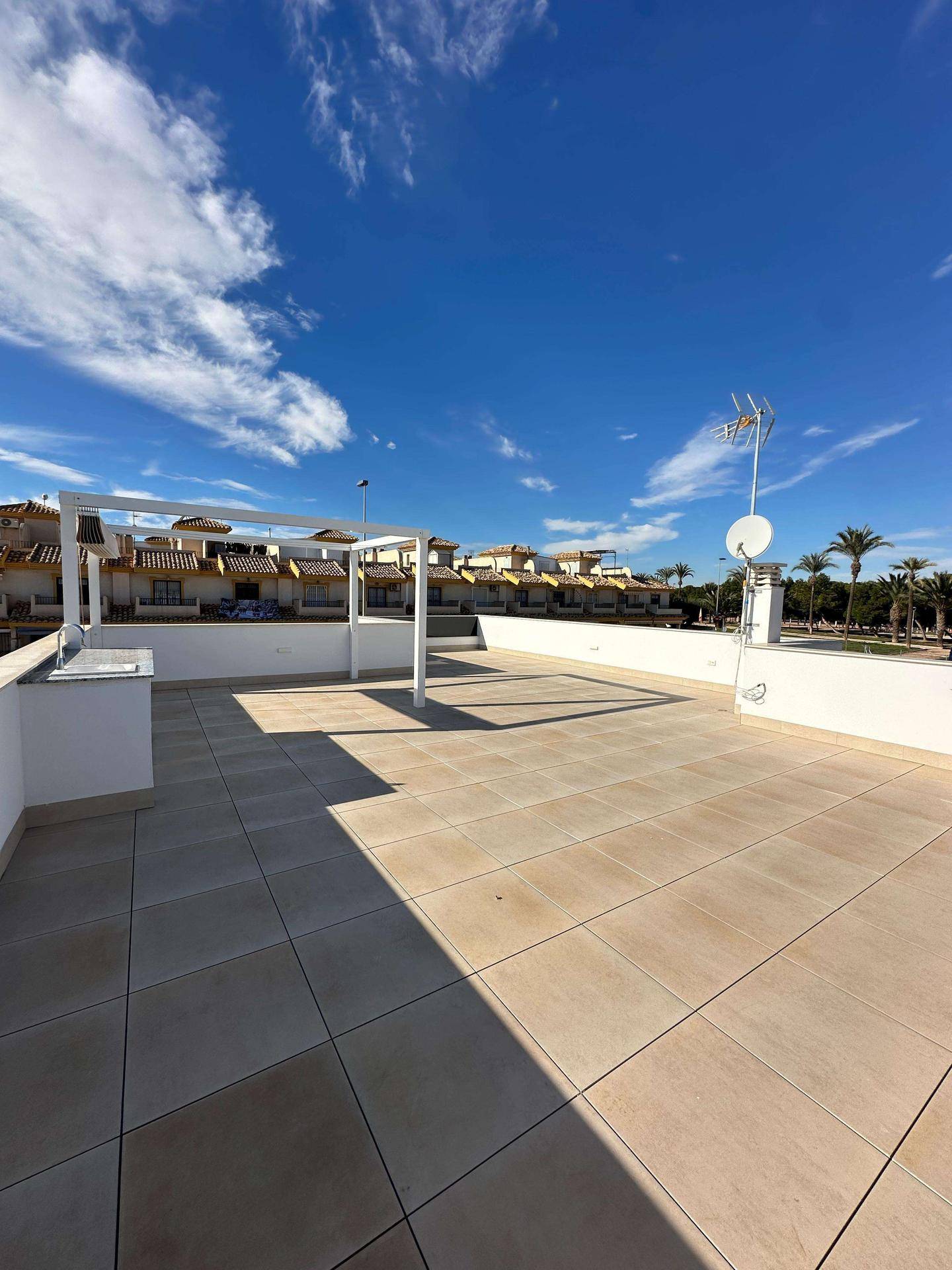 Weitläufige Dachterrasse mit viel Platz und Blick auf die Umgebung.