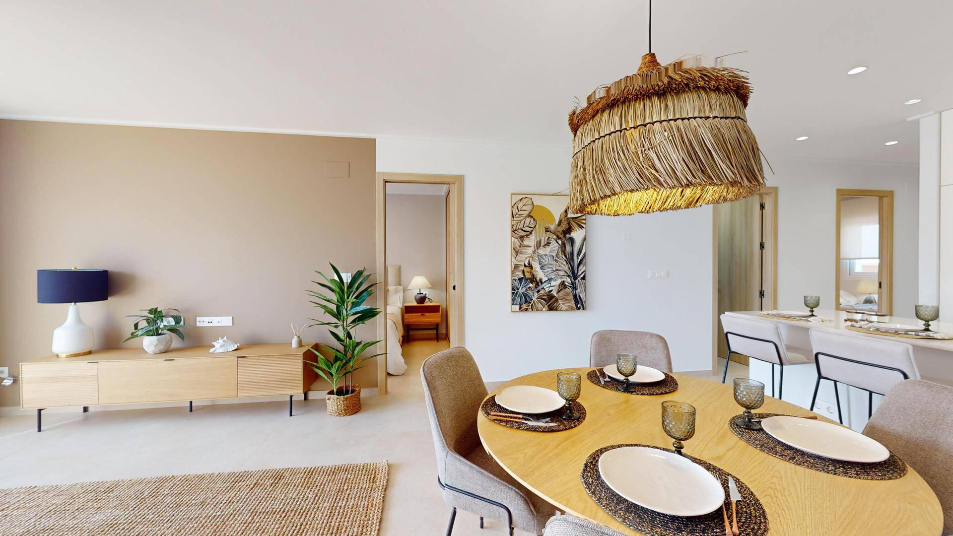Heller Essbereich mit Holztisch und Blick auf den Wohnbereich mit Sideboard und Pflanzen.