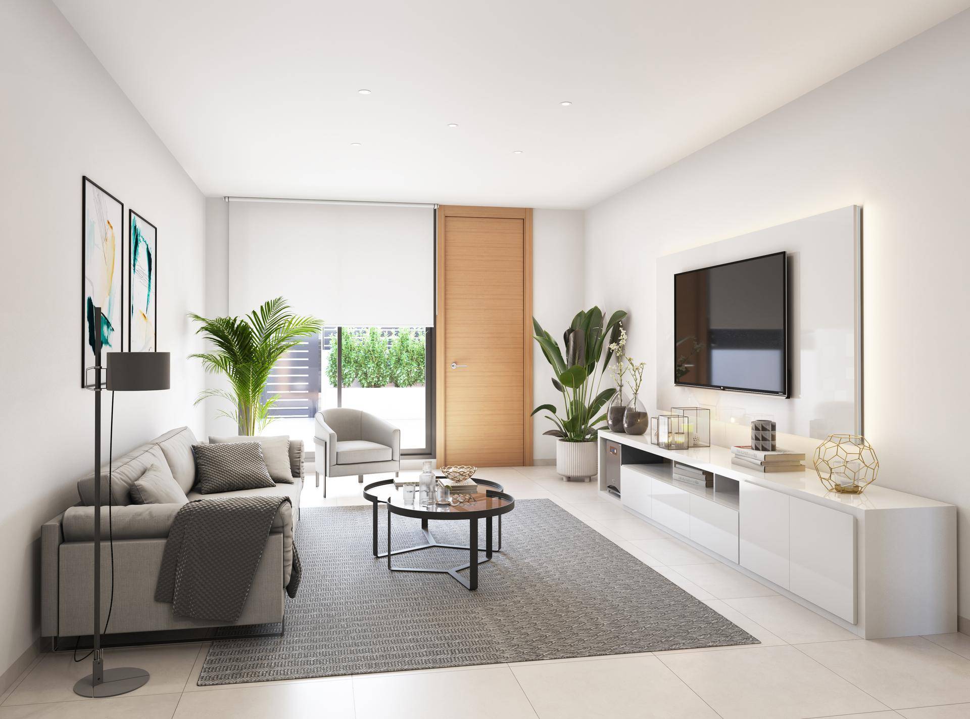 Modernes Wohnzimmer mit bequemer Couch, TV-Möbel und Zugang zum Außenbereich.
