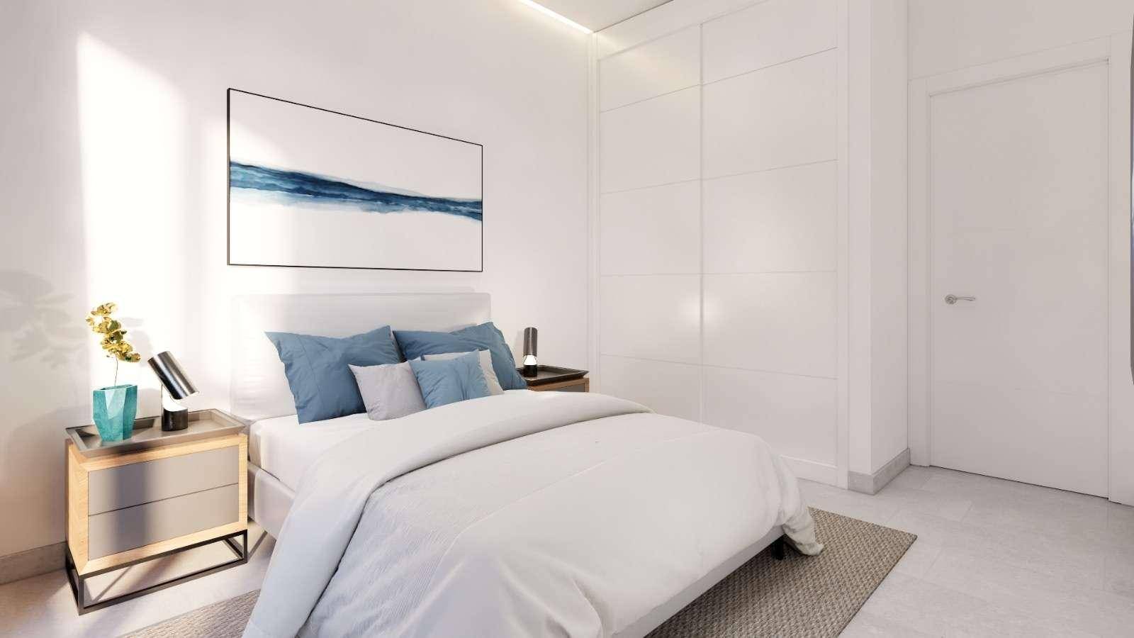 Helles Schlafzimmer mit integrierten Kleiderschränken und minimalistischer, moderner Einrichtung.