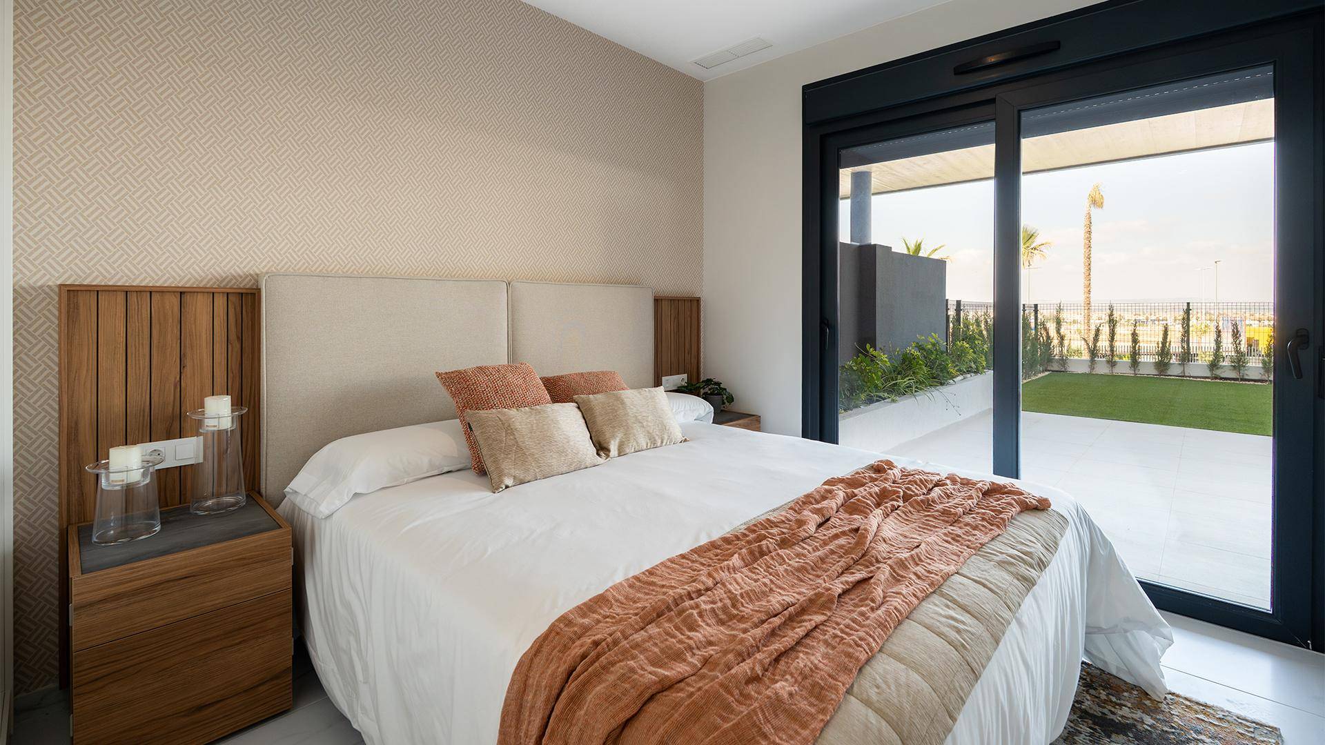 Gemütliches Schlafzimmer mit Doppelbett, modernem Dekor und direktem Zugang zur Terrasse.