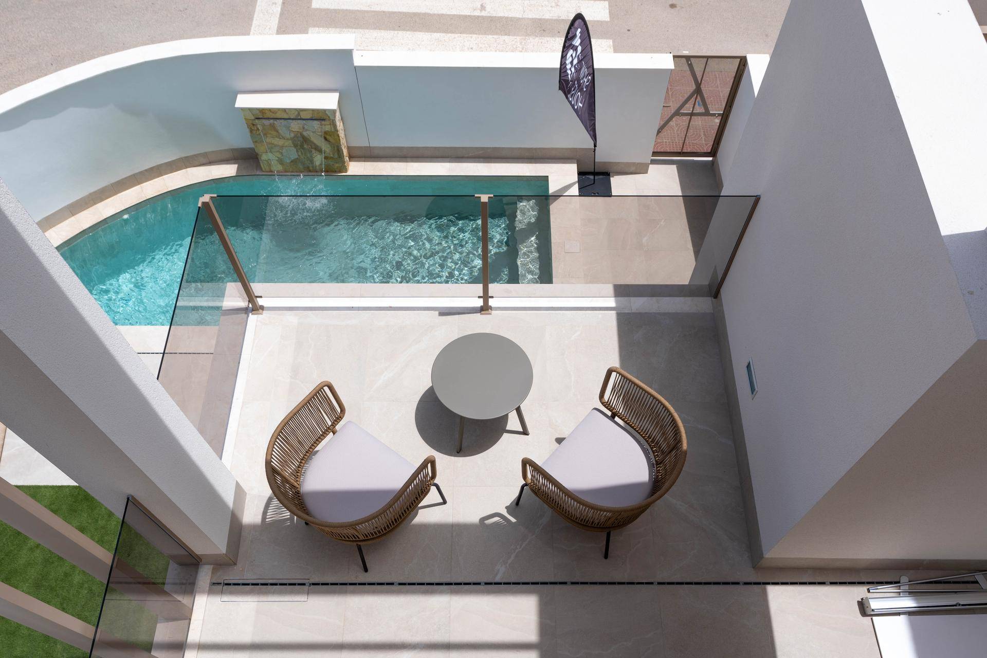 Sonniger Terrassenbereich mit bequemen Stühlen und Blick auf den privaten Pool und die Umgebung.