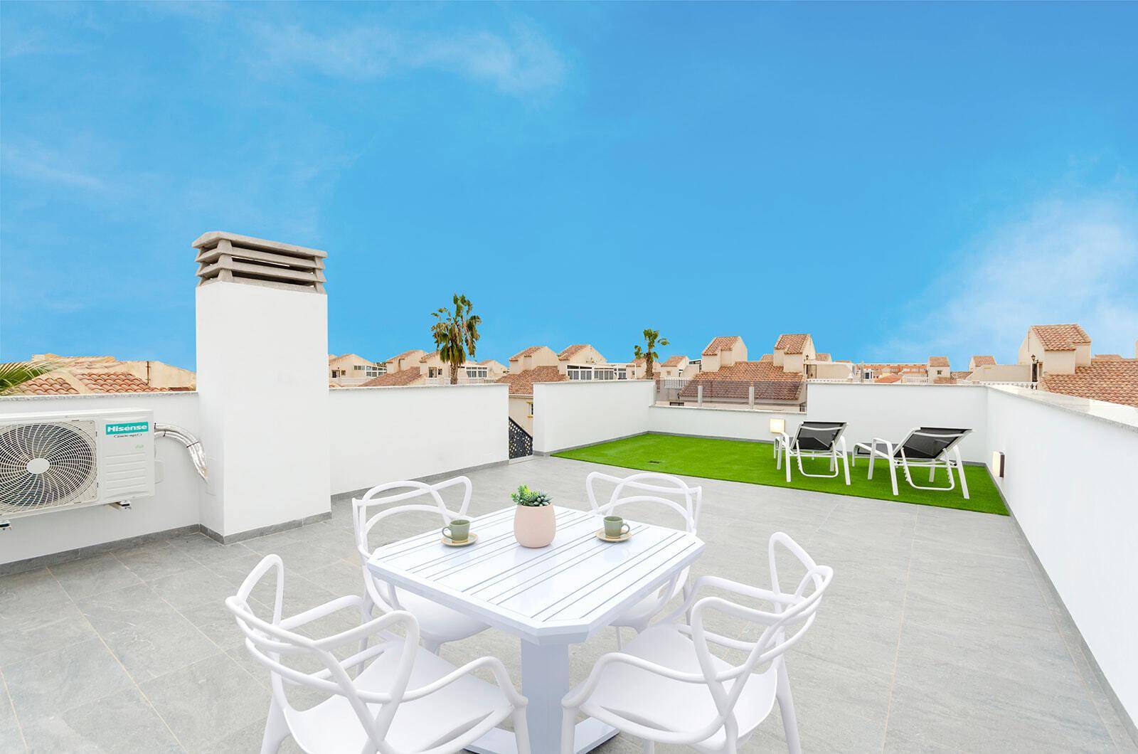 Geräumige Dachterrasse mit Kunstrasen, Sitzgelegenheiten und Klimaanlage.
