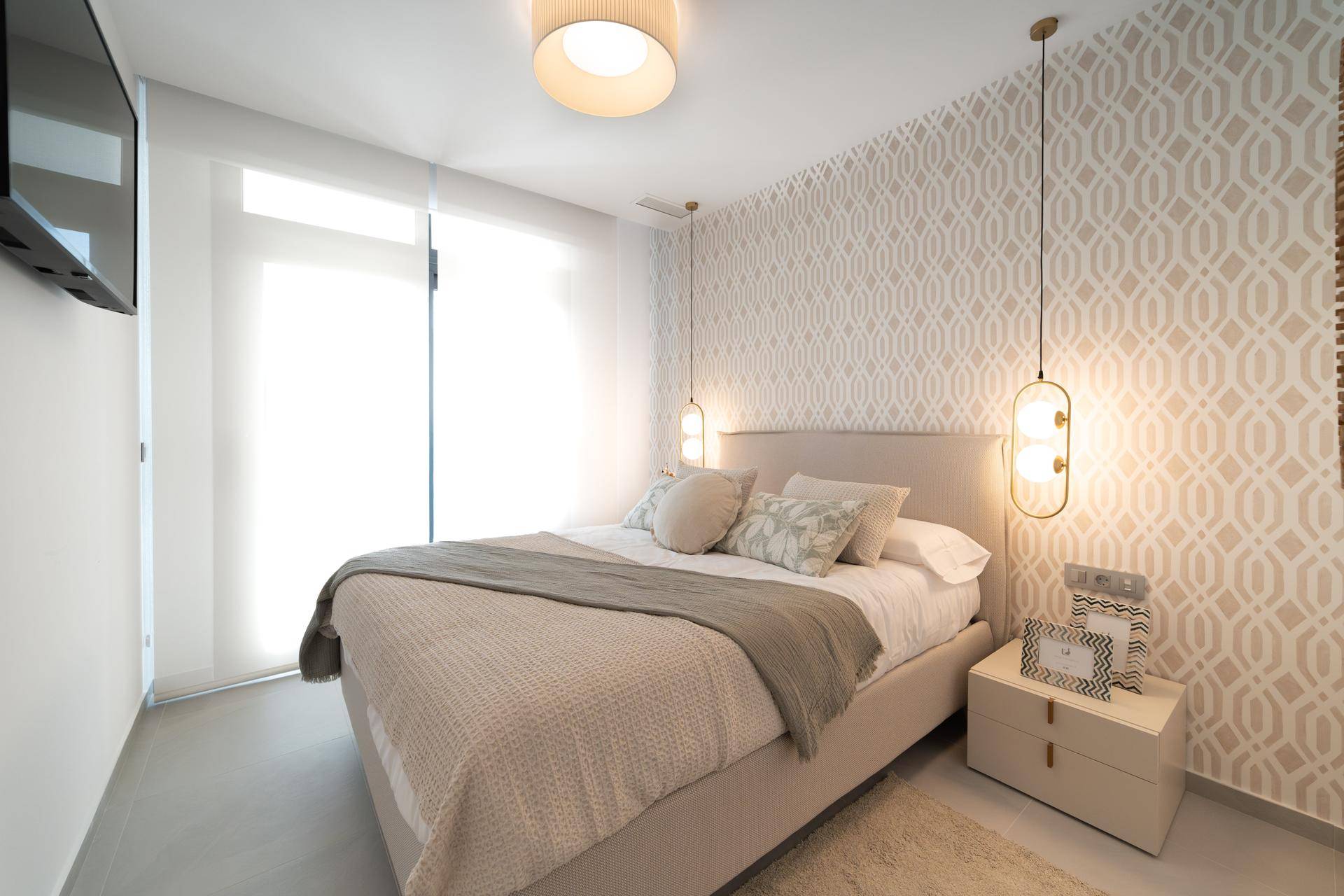 Elegantes Schlafzimmer mit Doppelbett, gemusterter Tapete und großen Fenstern.