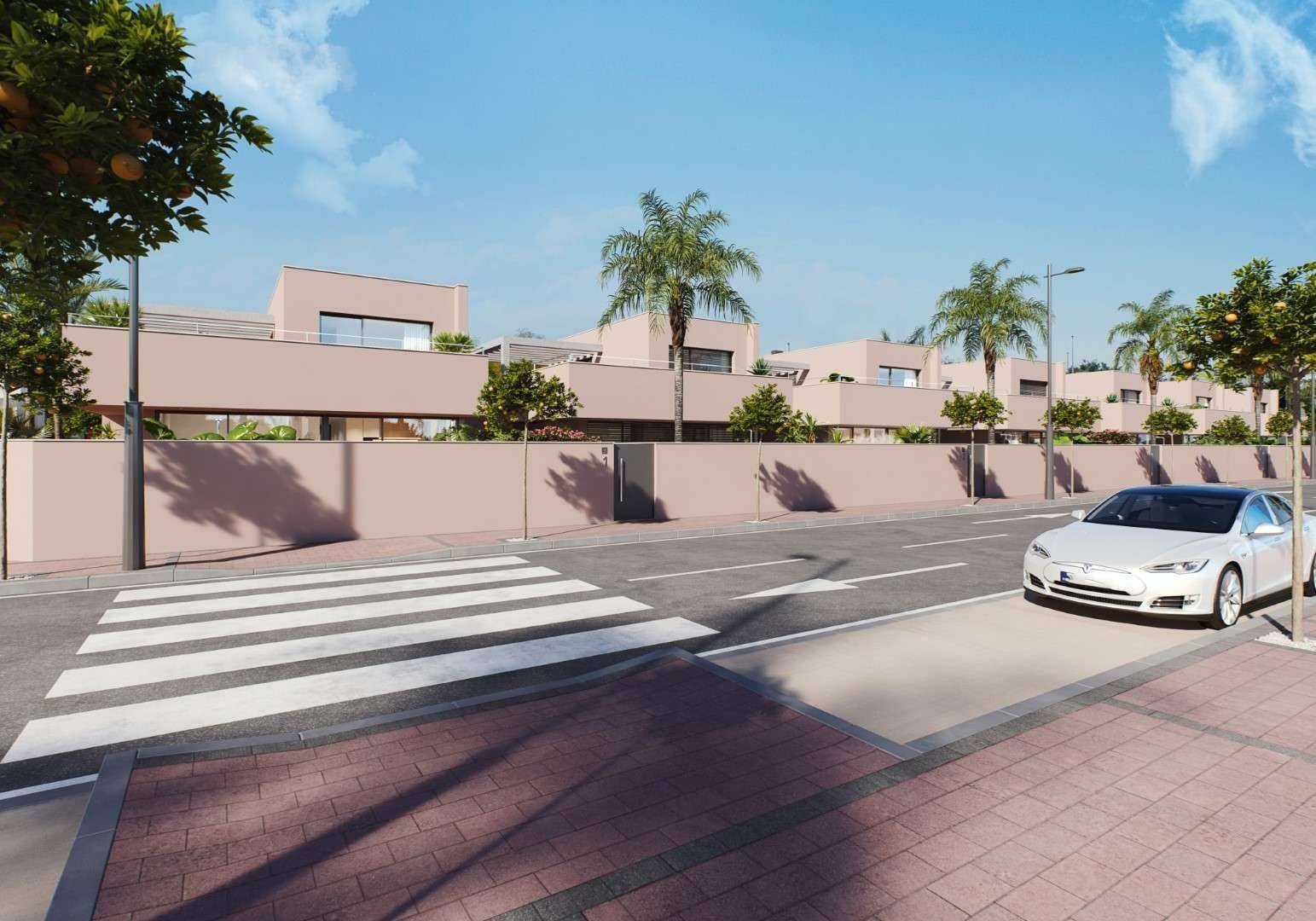 Moderne Häuserfassaden entlang einer ruhigen Straße mit Palmen und einem weißen Elektroauto.