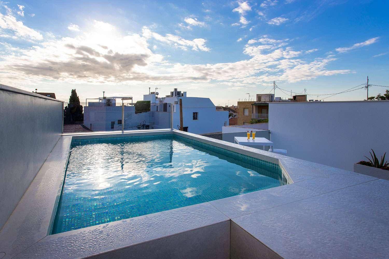 Kleiner Pool auf der Dachterrasse mit blauen Fliesen und sonniger Atmosphäre, perfekt zum Entspannen.