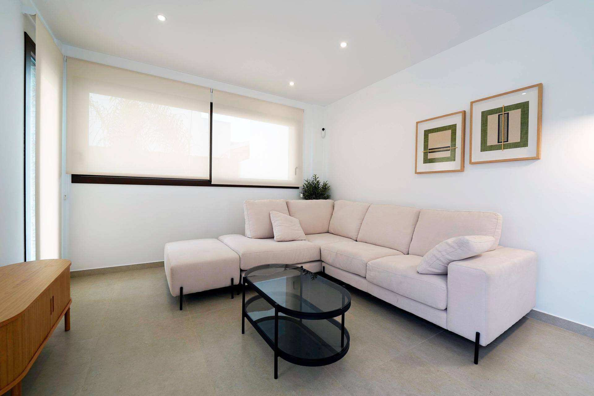 Gemütliches Wohnzimmer mit großem Ecksofa und modernem Couchtisch, ideal zum Entspannen.