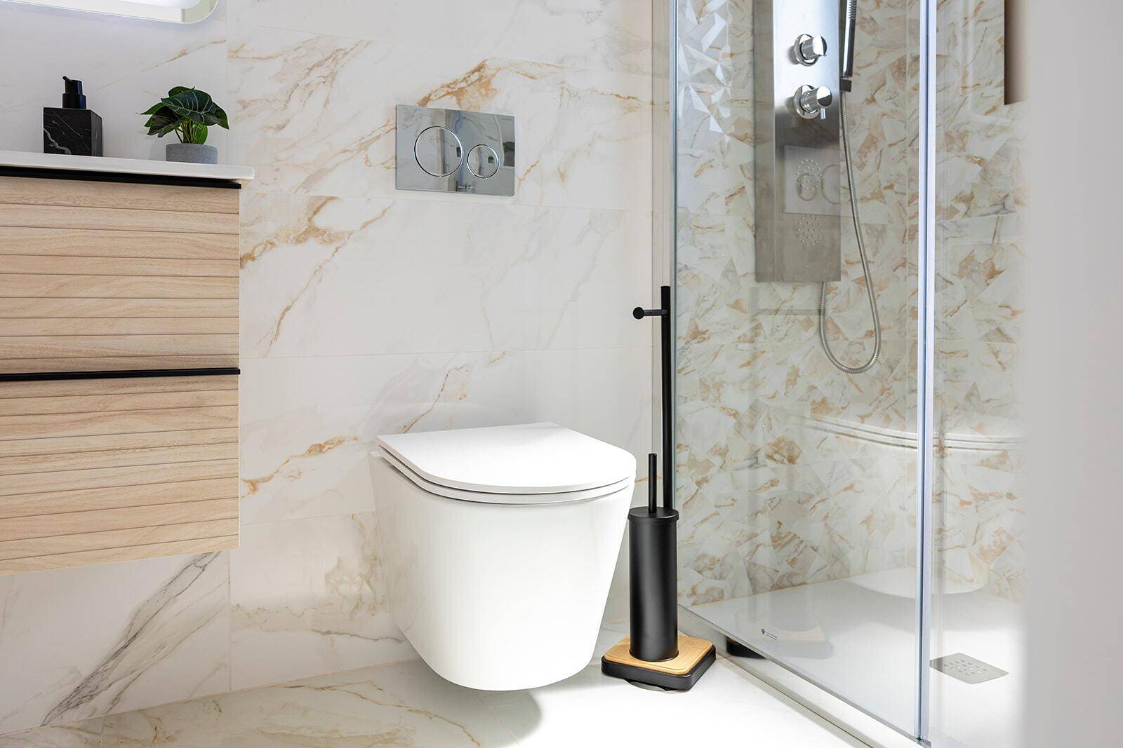 Modernes Badezimmer mit Wand-WC, begehbarer Dusche und Marmorfliesen.