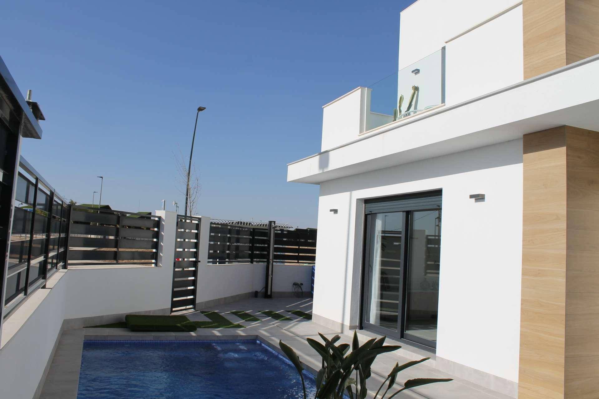 Moderne Hausfassade mit großen Schiebetüren und einem erfrischenden Poolbereich.