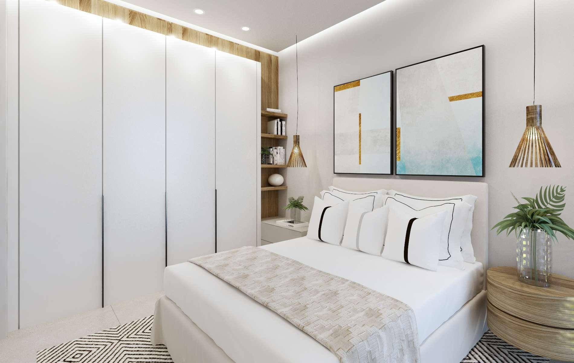 Helles Schlafzimmer mit Einbauschränken, modernem Bett und stilvoller Dekoration.