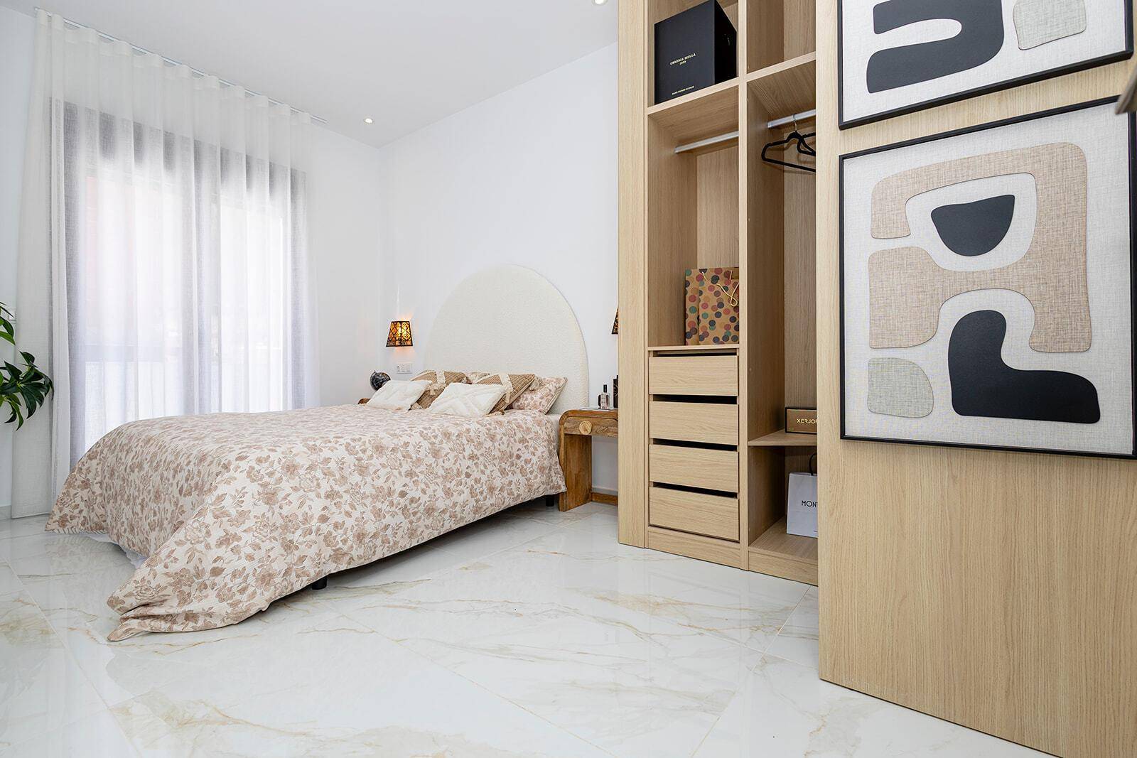 Geräumiges Schlafzimmer mit Doppelbett, großem Kleiderschrank und viel Tageslicht.