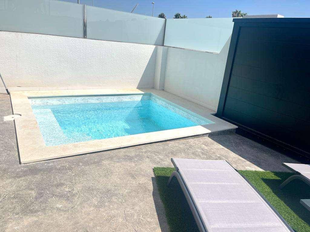 Kleiner, moderner Pool auf der Terrasse, umgeben von hellen Wänden und Bodenfliesen.