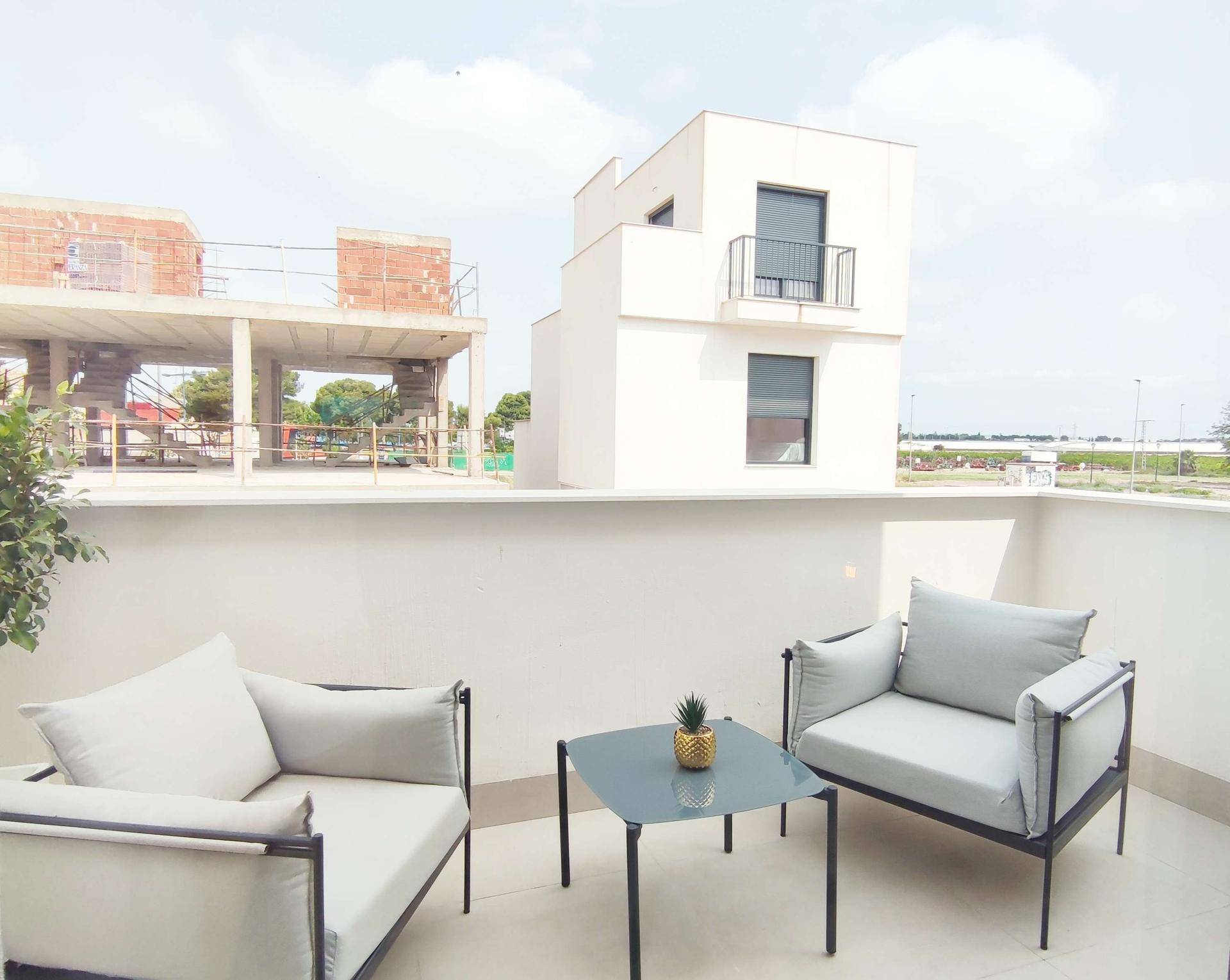 Möblierte Dachterrasse mit Sitzgelegenheiten und Blick auf die Umgebung.