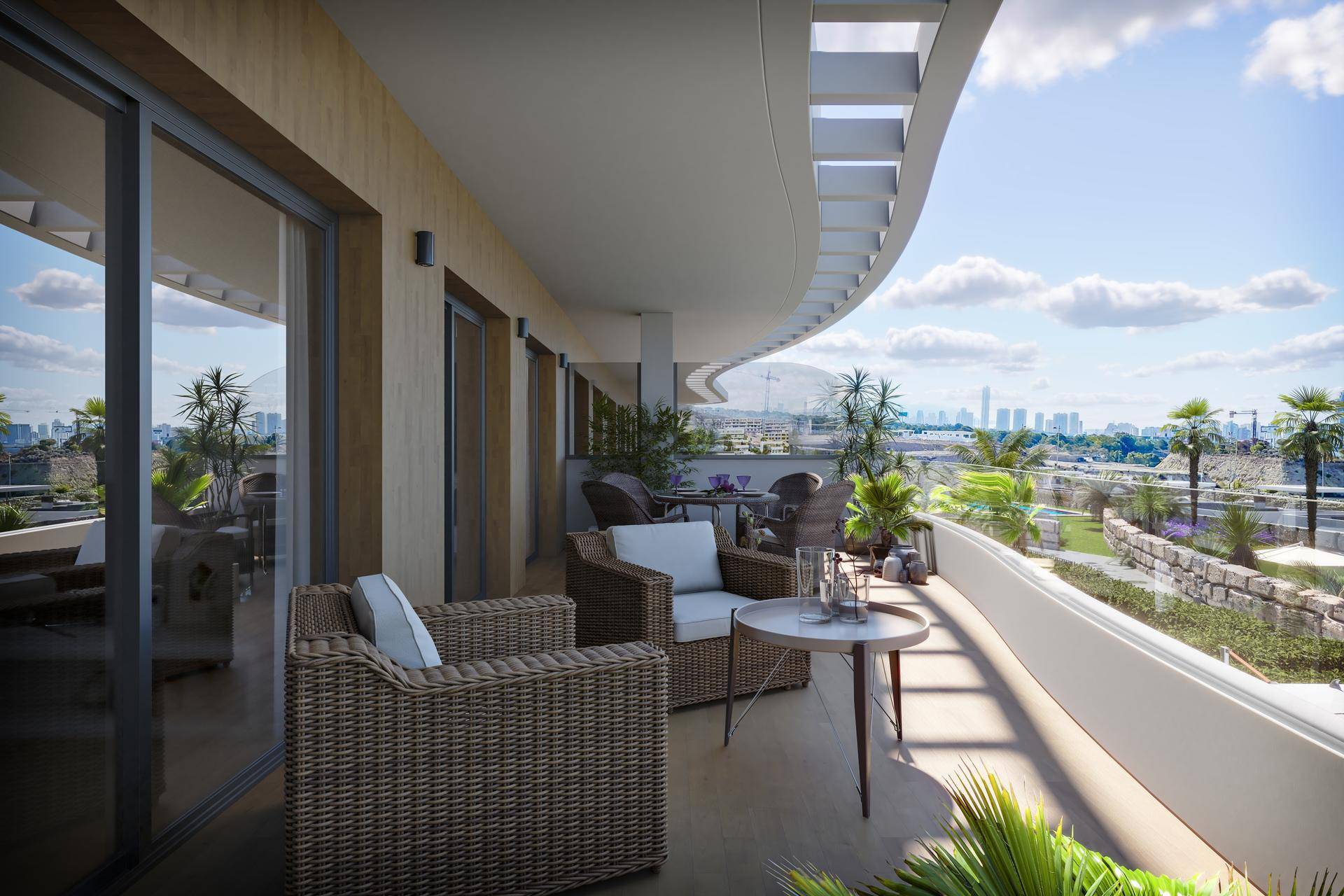 Geräumiger Balkon mit Rattanmöbeln und weitem Blick auf die Umgebung und die Stadt.