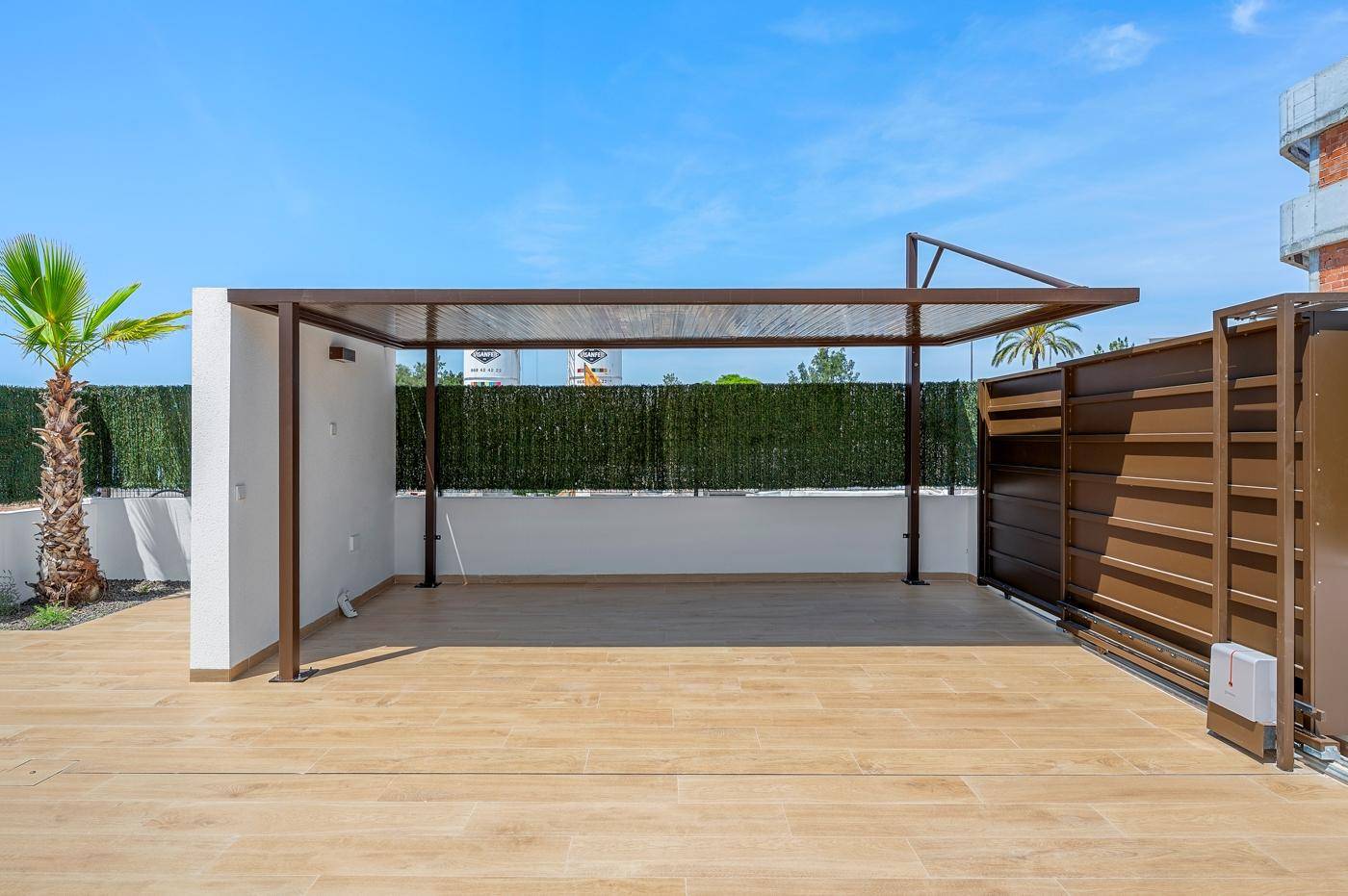 Große Dachterrasse mit Pergola und Sichtschutz, ideal für Entspannung im Freien.