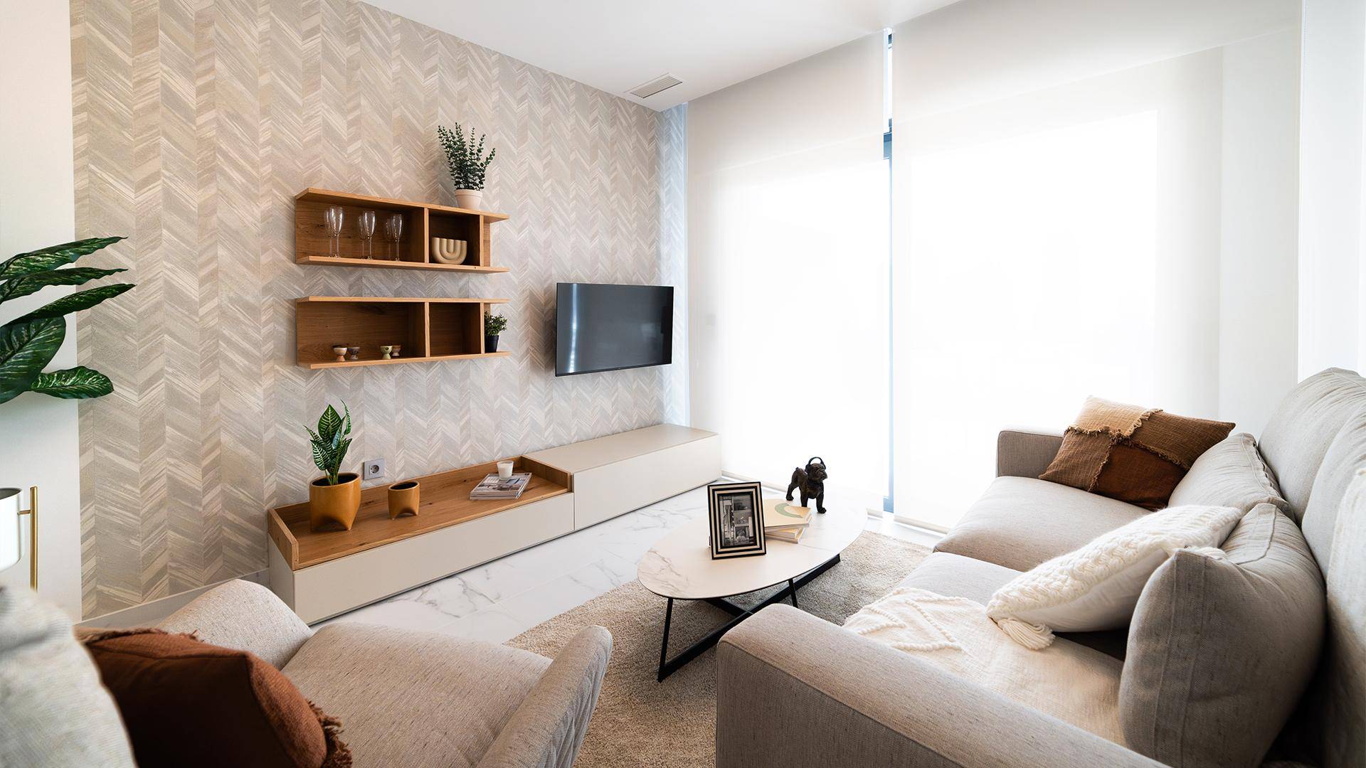Modern eingerichtetes Wohnzimmer mit gemusterter Tapete, Sofa und dekorativen Elementen.