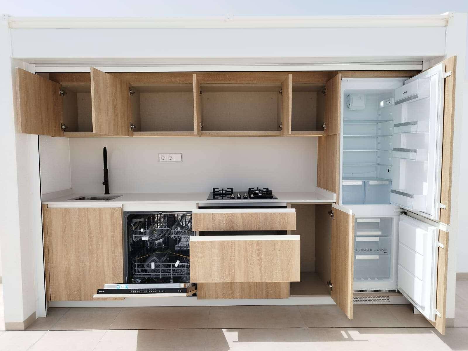 Voll ausgestattete Außenküche mit Gasherd, Spülmaschine und Kühlschrank.