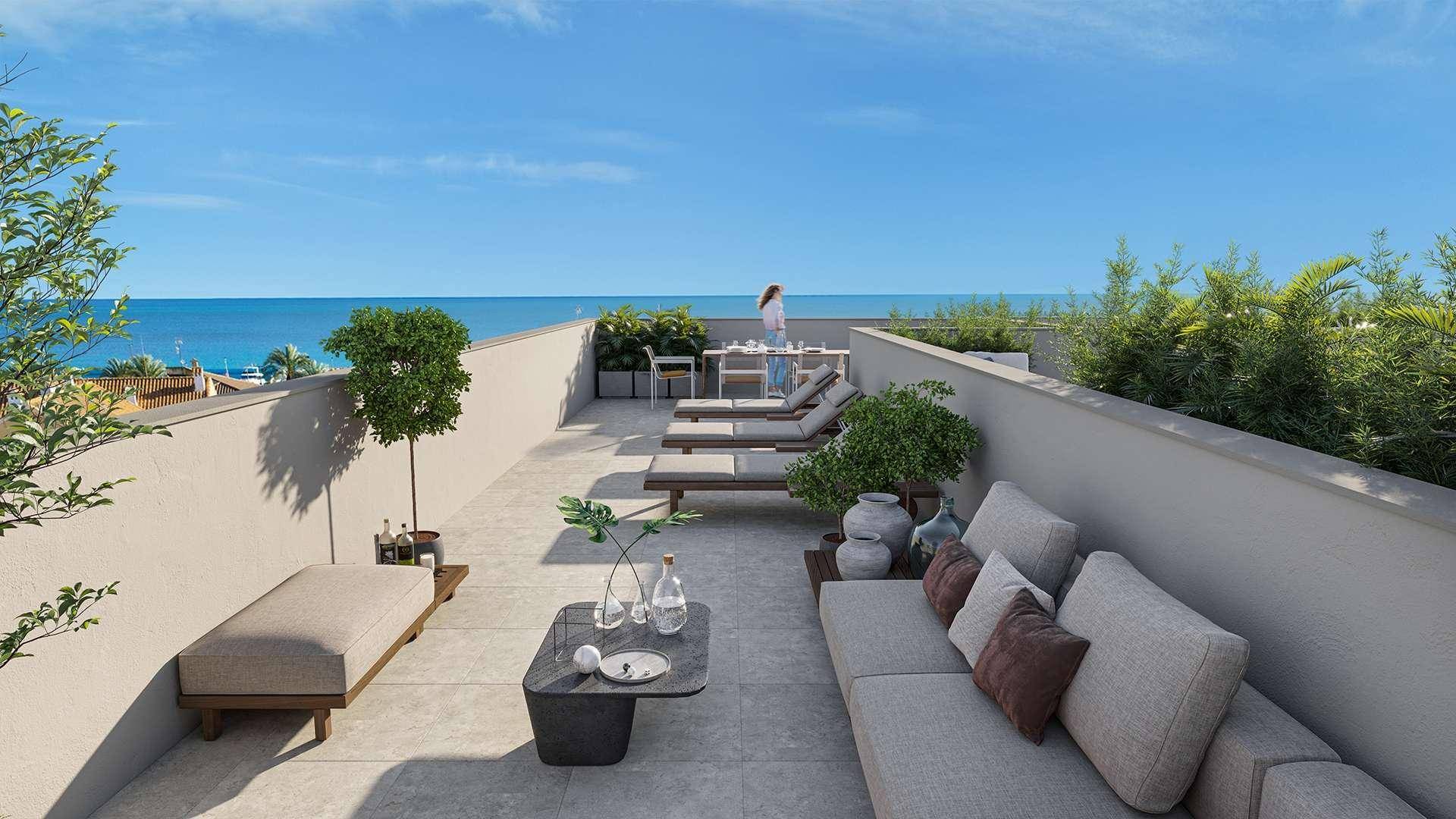 Geräumige Dachterrasse mit bequemen Loungemöbeln und atemberaubendem Panoramablick auf das weite Meer.