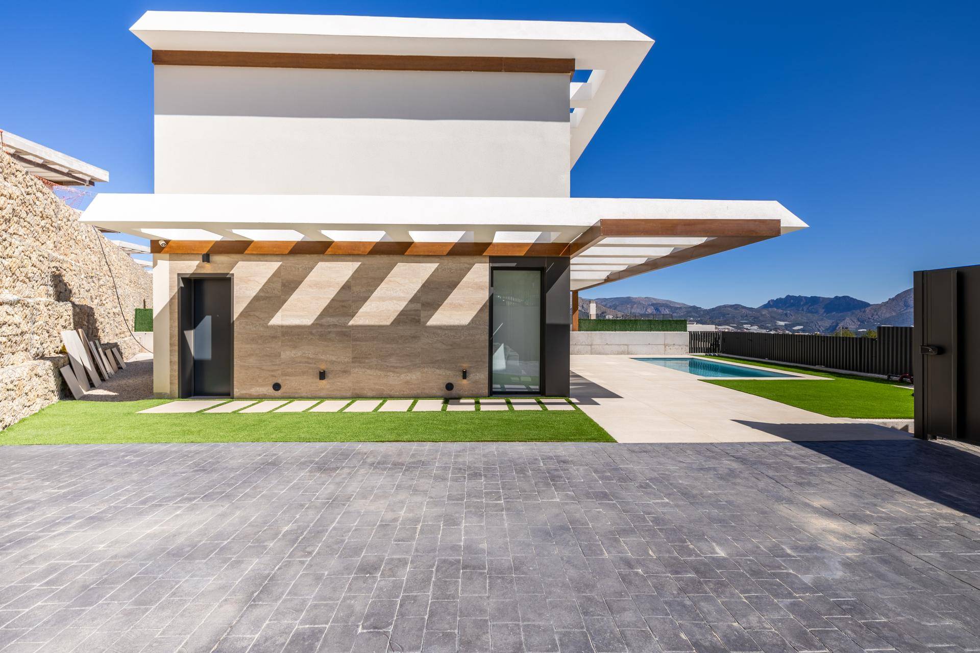 Klare Linien und moderne Architektur prägen diese Villa mit großzügiger Auffahrt und sonnigem Ambiente.