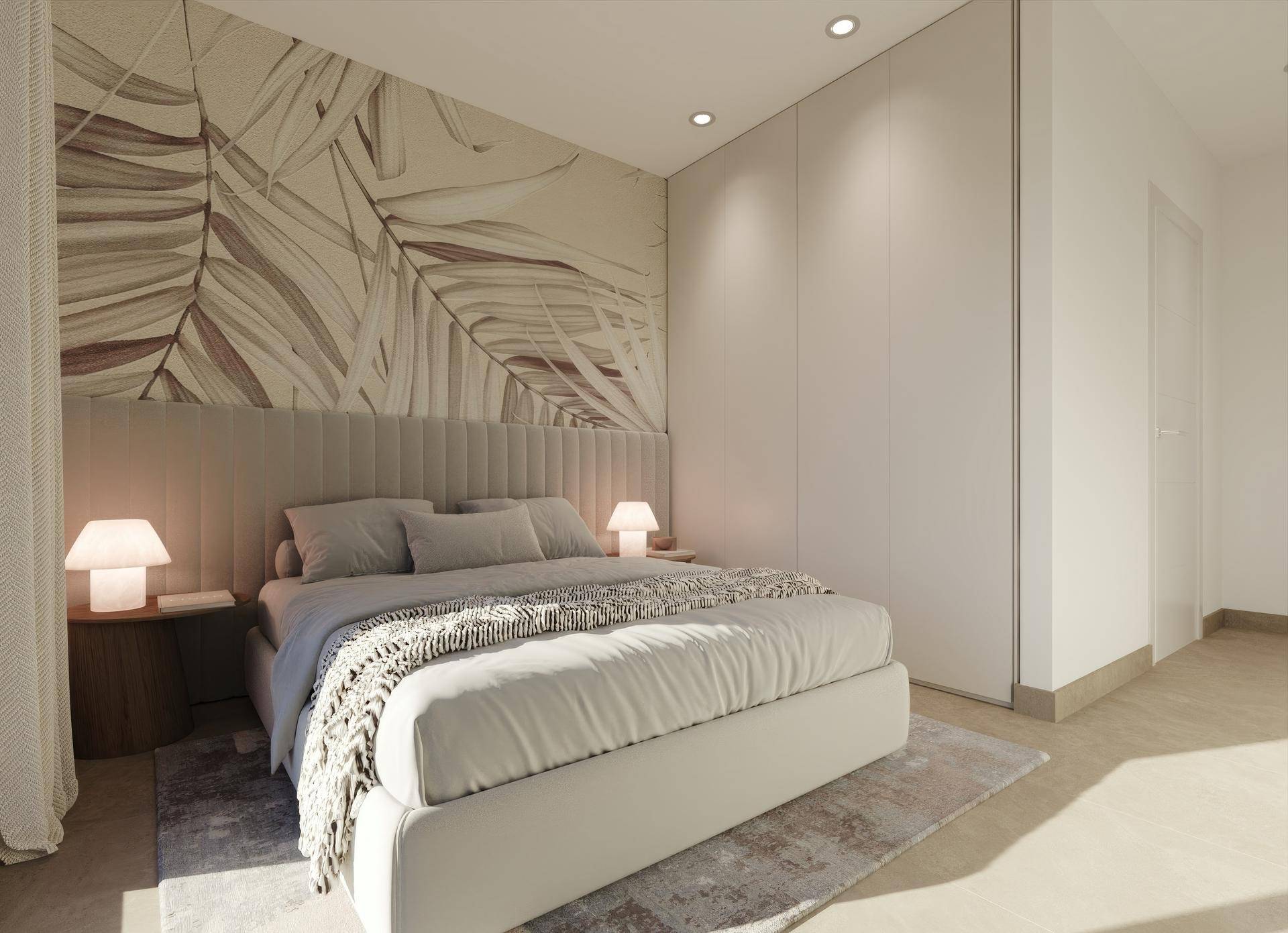 Gemütliches Schlafzimmer mit dekorativer Tapete, großem Bett und Einbauschränken.