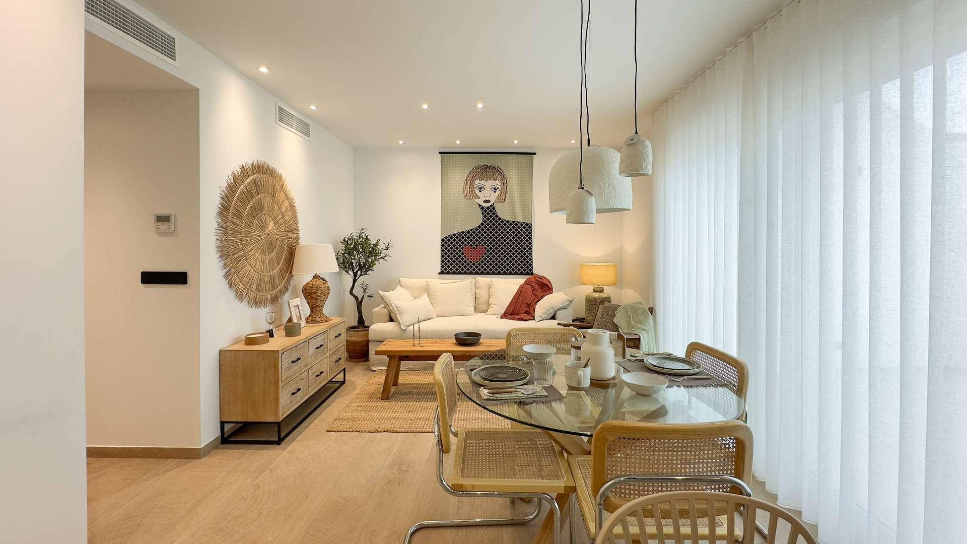 Offener Wohn- und Essbereich mit bequemer Couch, Esstisch und stilvoller Wanddekoration.