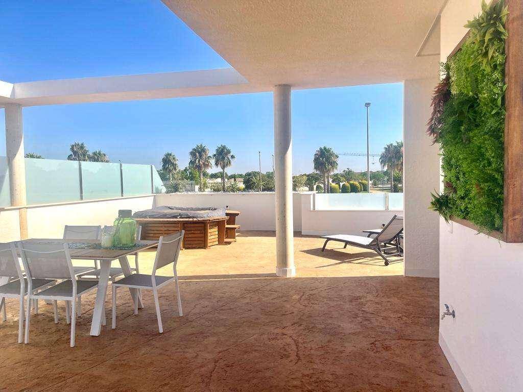 Geräumige Dachterrasse mit Essbereich, Whirlpool, Sonnenliegen und weitem Blick.