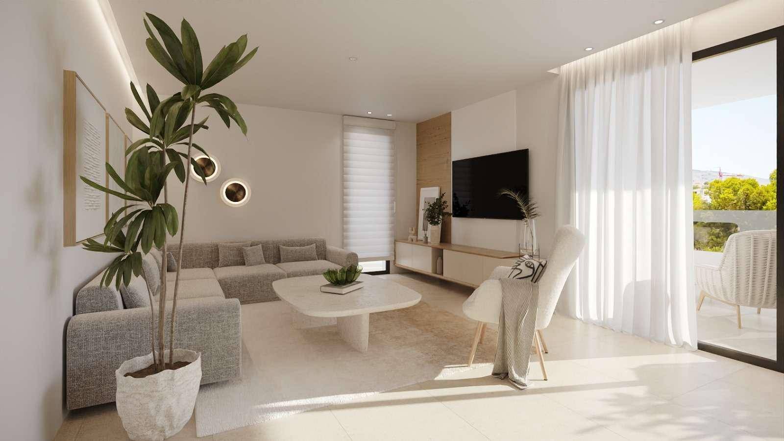 Helles Wohnzimmer mit großem Sofa, modernen Möbeln und Zugang zu einem Außenbereich.