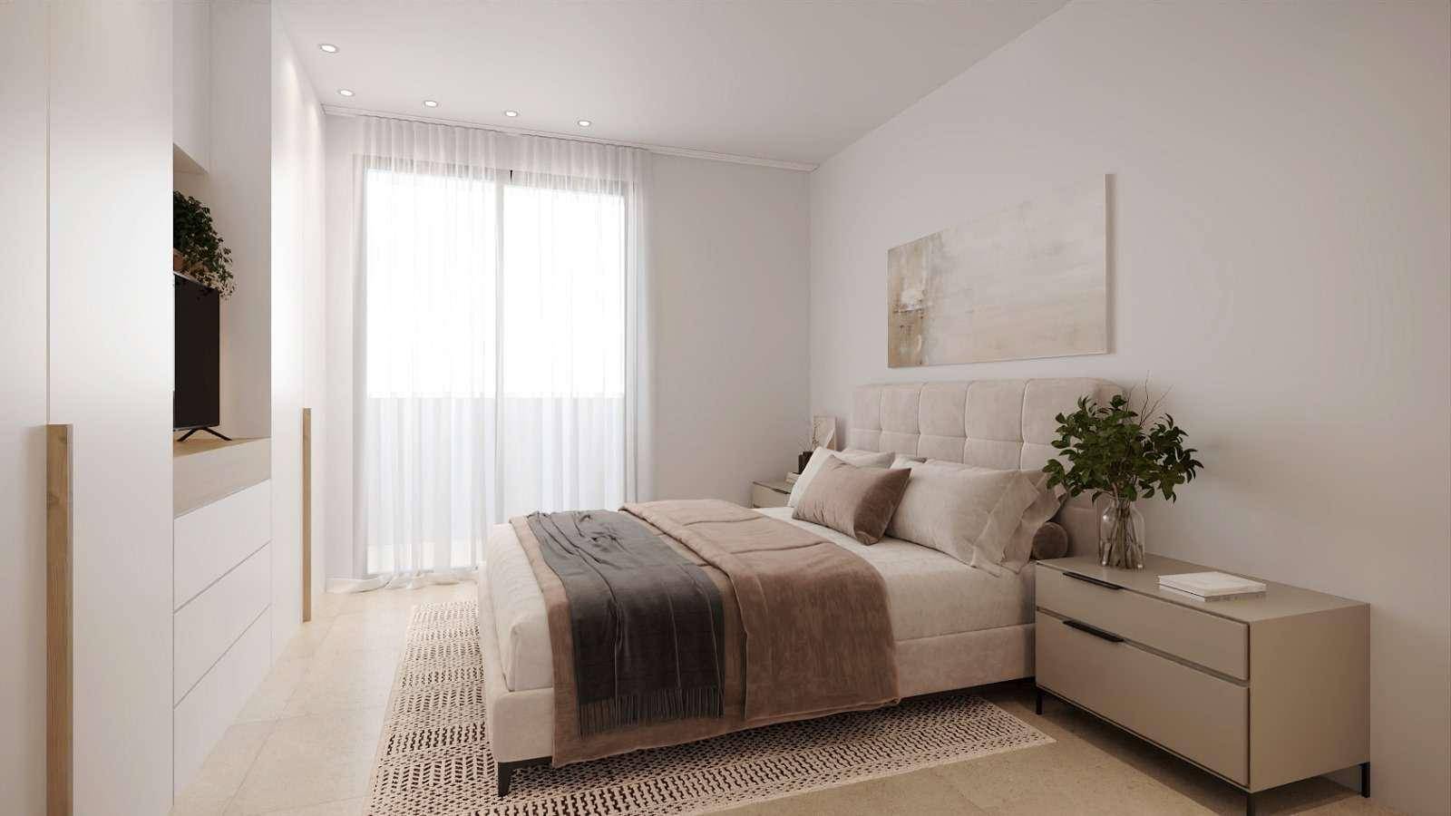 Modernes Schlafzimmer mit großem Bett, integrierten Schränken und viel natürlichem Licht durch das Fenster.
