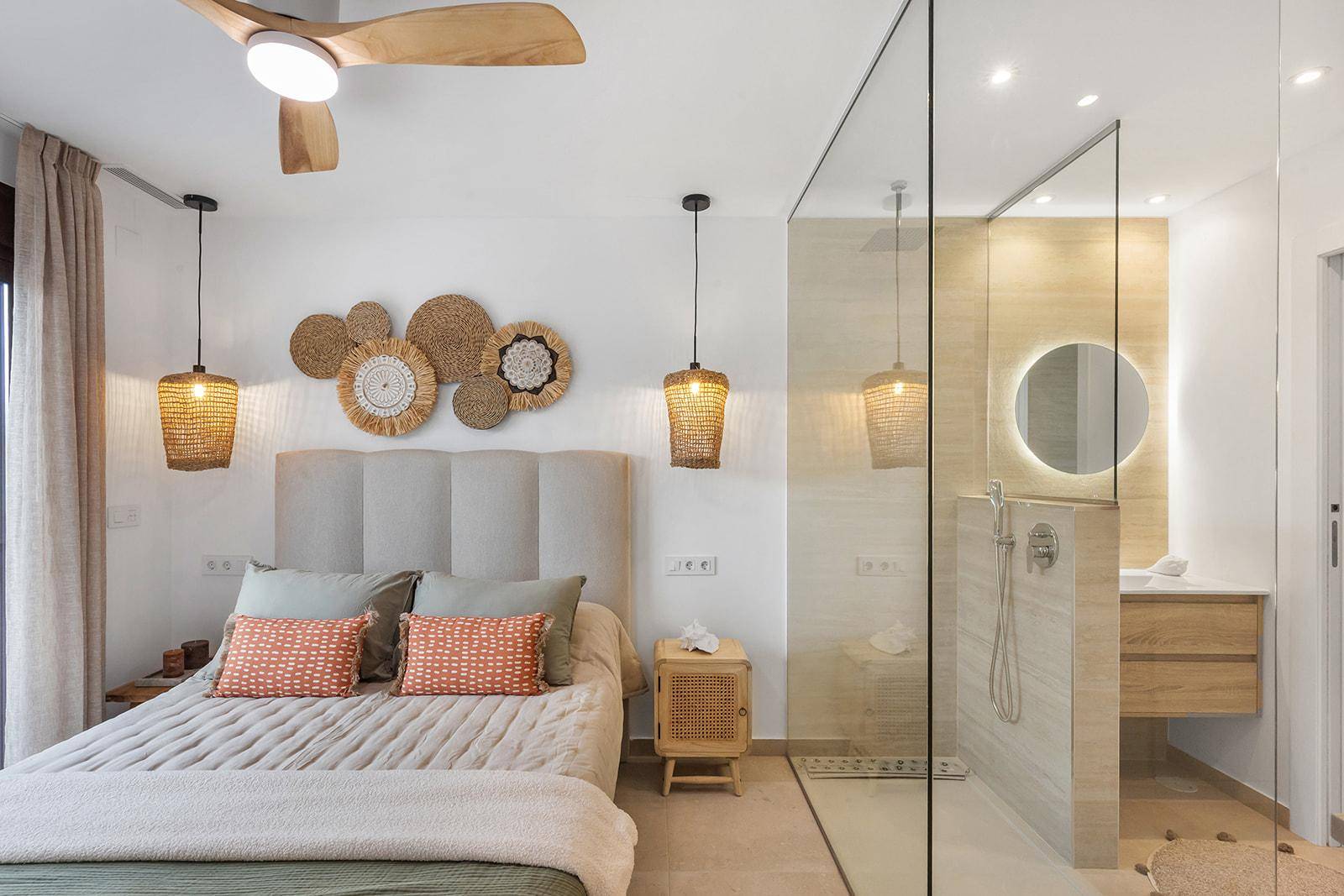Helles Schlafzimmer mit integriertem Duschbereich und stilvoller Einrichtung.
