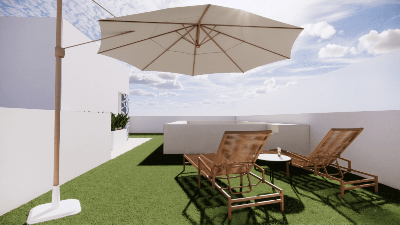 Sonnige Dachterrasse mit Liegestühlen, Sonnenschirm und Kunstrasen.