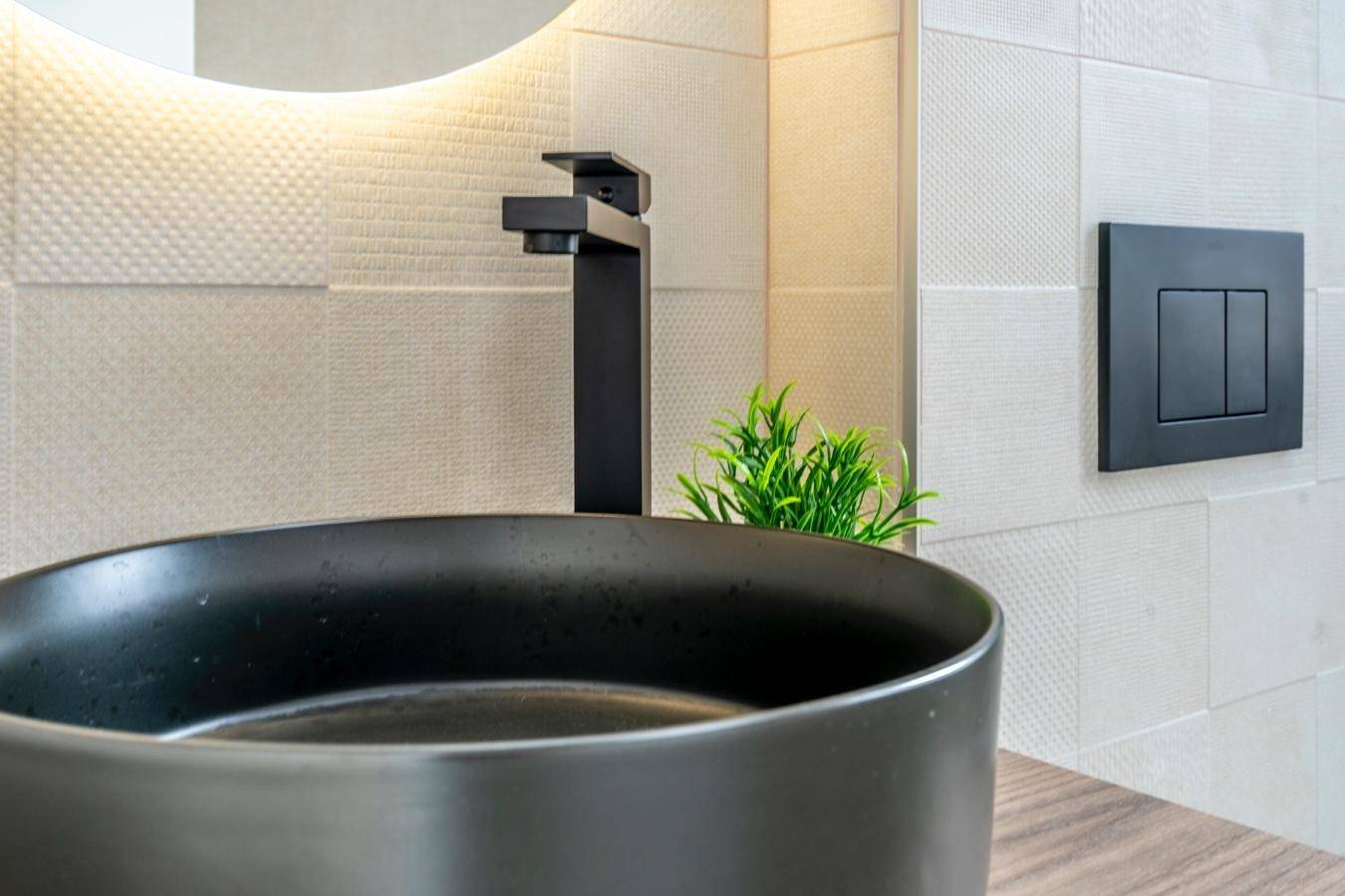 Detailaufnahme des modernen schwarzen Aufsatzwaschbeckens und der Armatur im stilvollen Badezimmer.