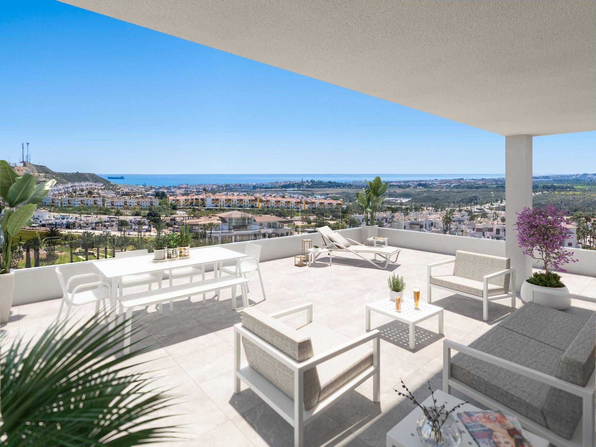 Geräumige Dachterrasse mit Sitzgelegenheiten, Sonnenliegen und weitem Meer- und Stadtblick.