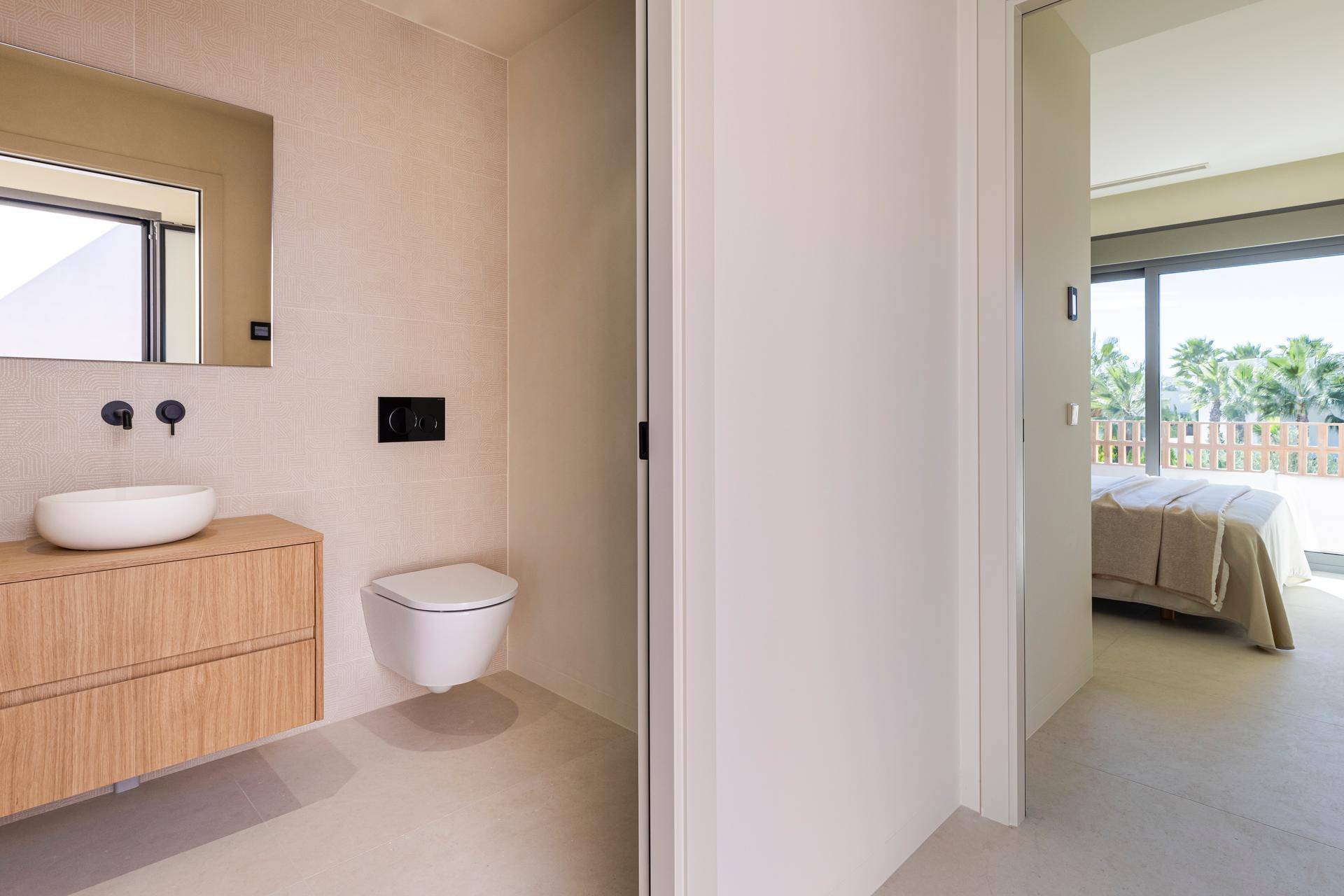 Modernes WC mit schwebendem Waschtisch und wandhängender Toilette, hell und funktional.