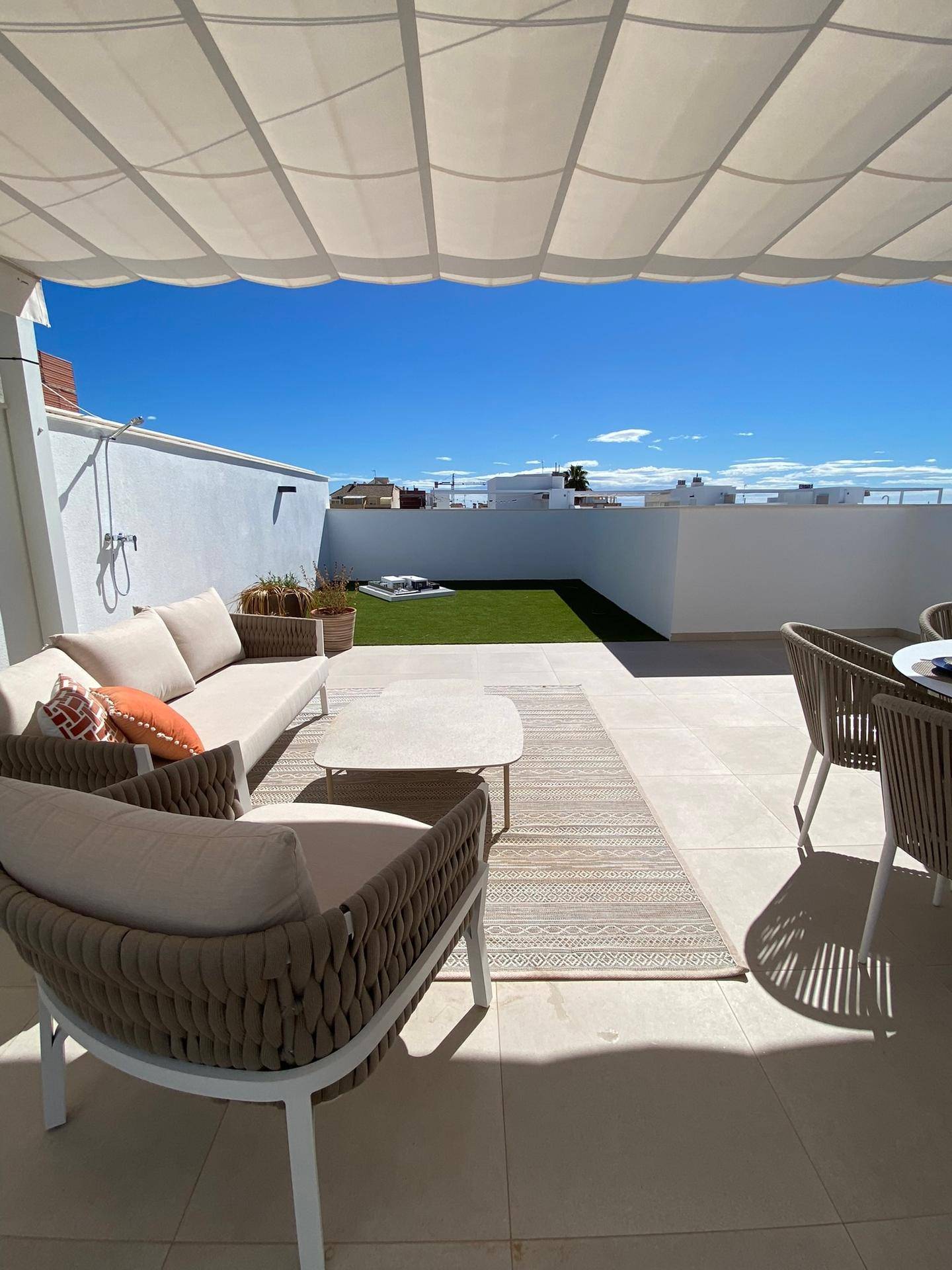 Große Dachterrasse mit Lounge-Möbeln, Kunstrasenbereich und weitem Blick.