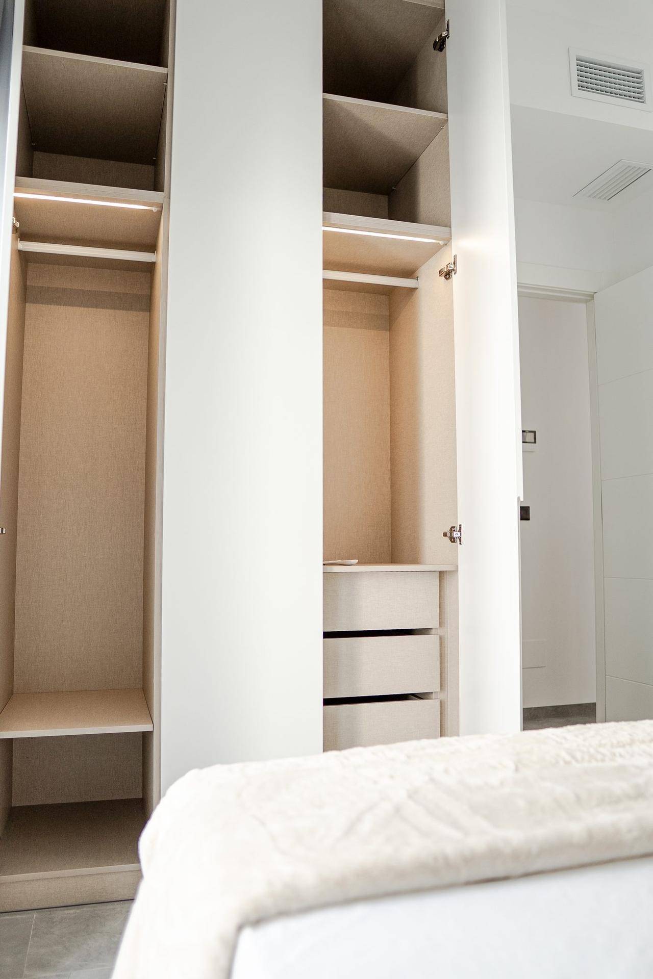 Heller Einbauschrank mit Regalen und Schubladen, ideal für Kleidung und praktische Aufbewahrung.