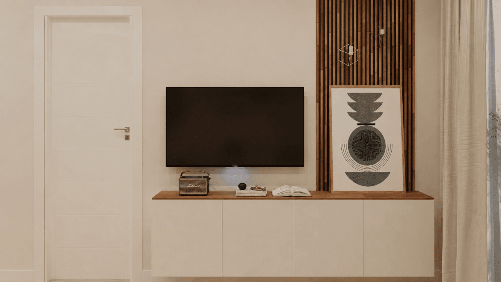 Moderner Wohnbereich mit wandmontiertem Fernseher über einem weißen Sideboard und Holzakzenten.