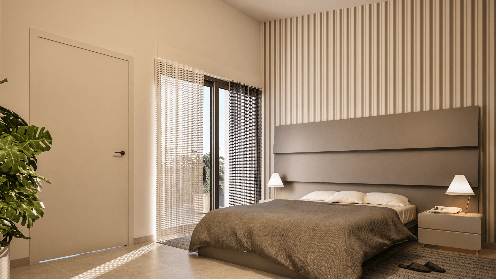 Schlafzimmer mit gestreifter Tapete, großem Bett und Zugang zum Balkon.