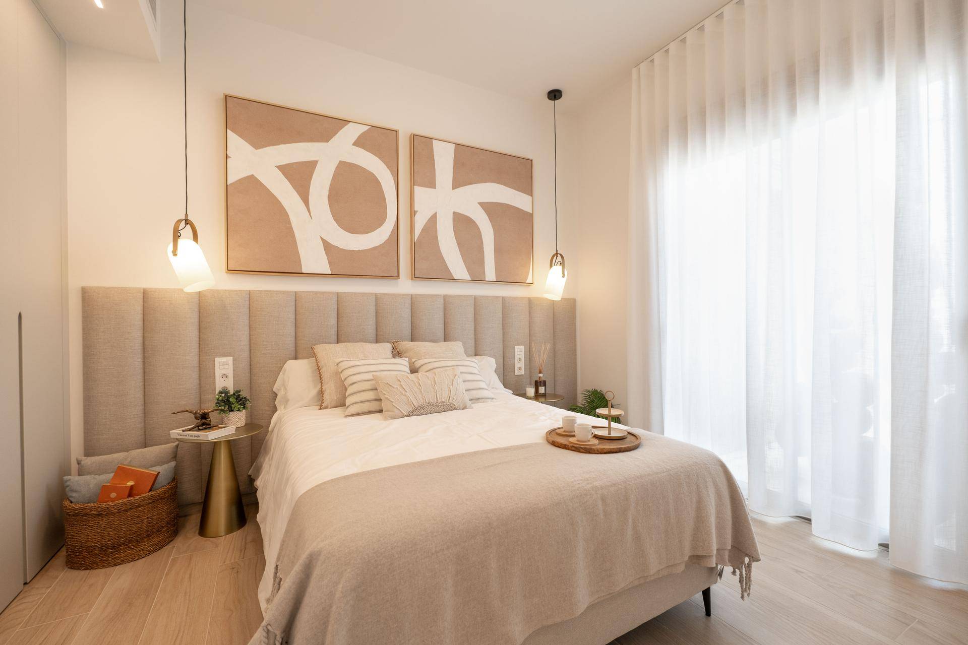 Helles Schlafzimmer mit großen Fenstern, bequemen Betten und moderner Einrichtung.