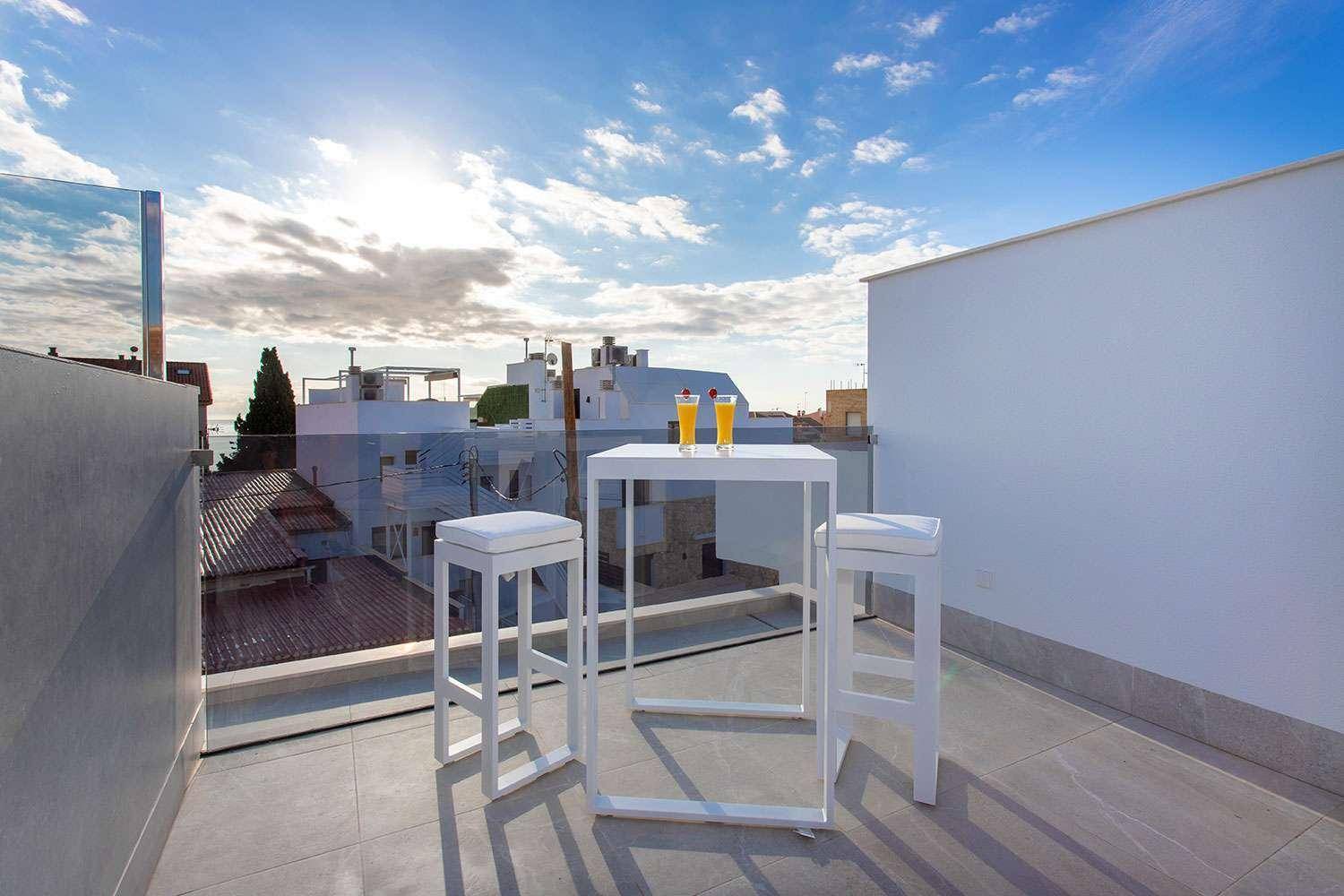 Dachterrasse mit Barhockern und Tisch, ideal für entspannte Stunden mit Weitblick über die Stadt.