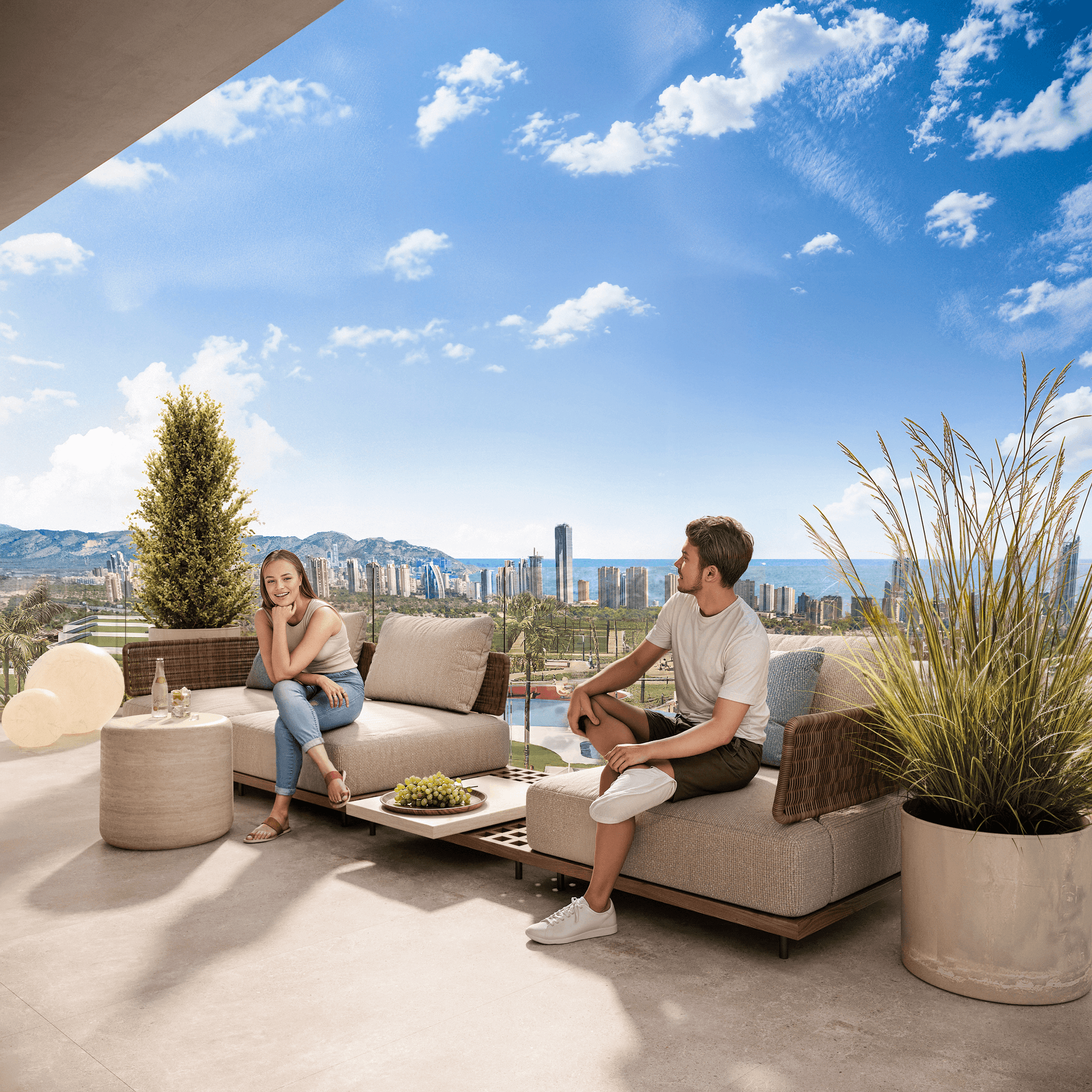 Geräumige Terrasse mit bequemen Lounge-Möbeln und weitem Blick über die Stadt zum Meer.