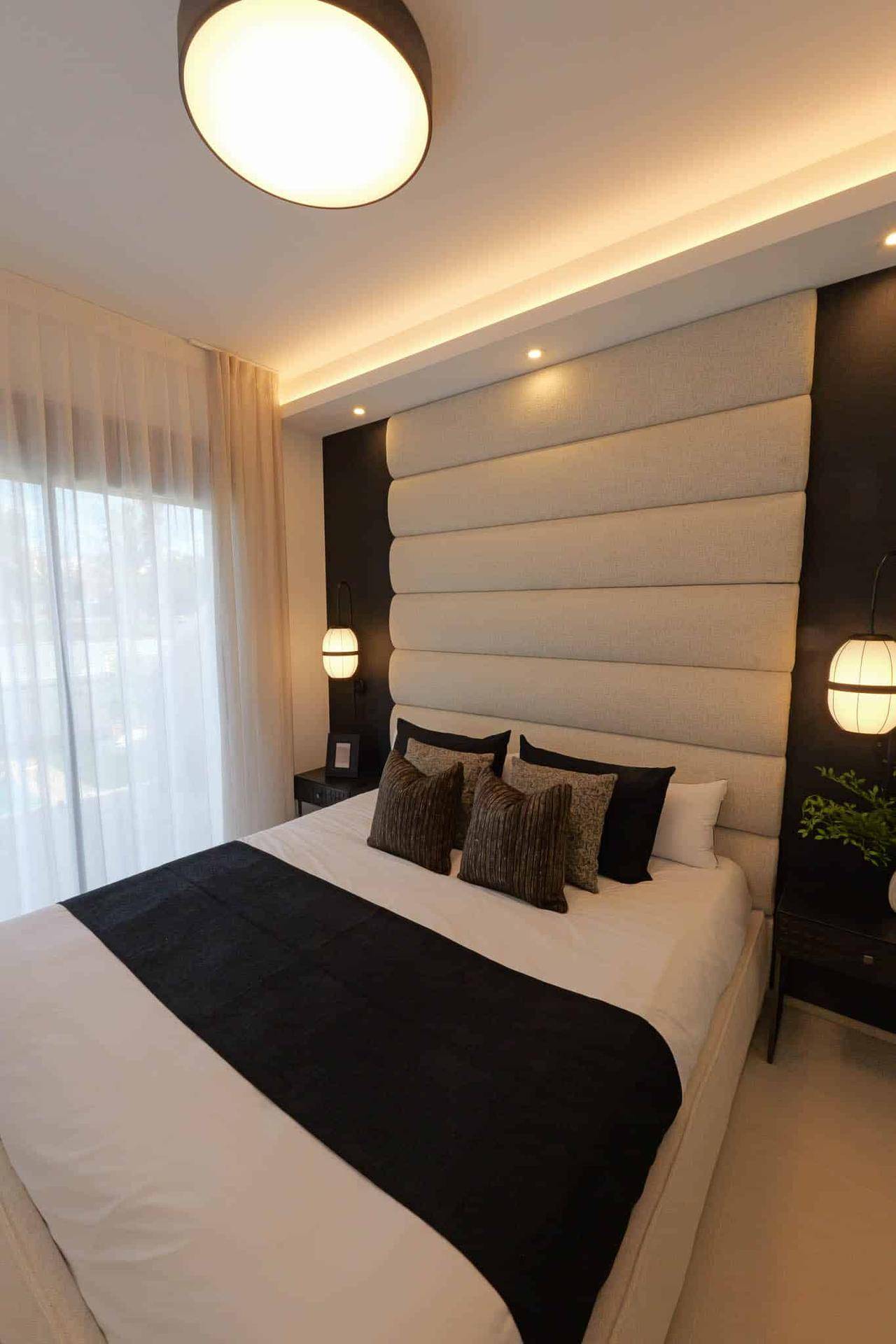 Detaillierter Grundriss des Hauses mit Pool, Solarium und Parkplatz, zeigt die Raumaufteilung.