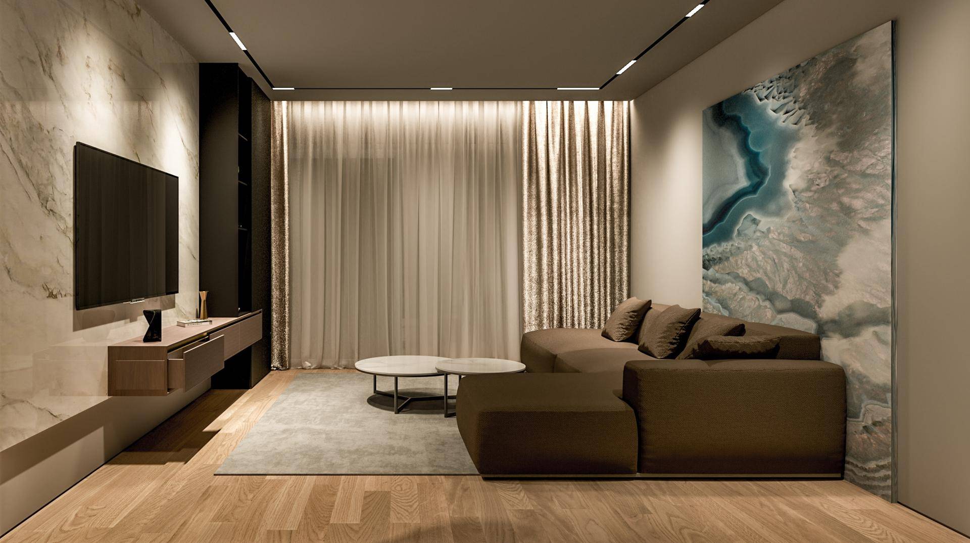 Gemütliches Wohnzimmer mit braunem Sofa, Marmorwand und indirekter Beleuchtung für Abendstimmung.