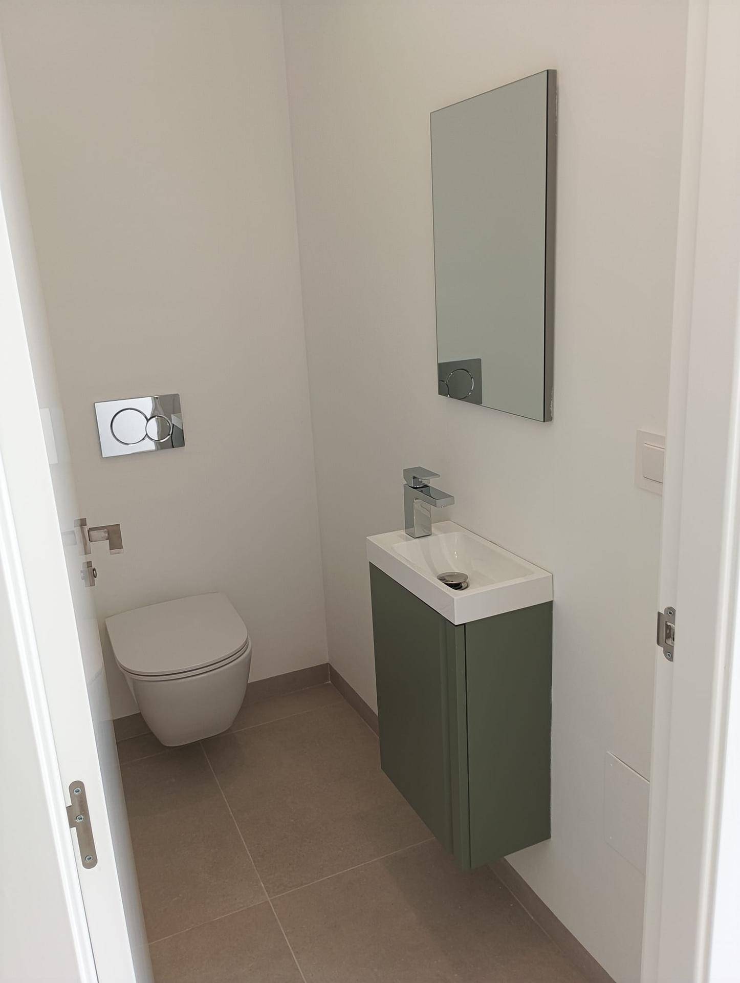 Kleiner Hauswirtschaftsraum mit Warmwasserbereiter und Anschlussmöglichkeiten für Geräte.