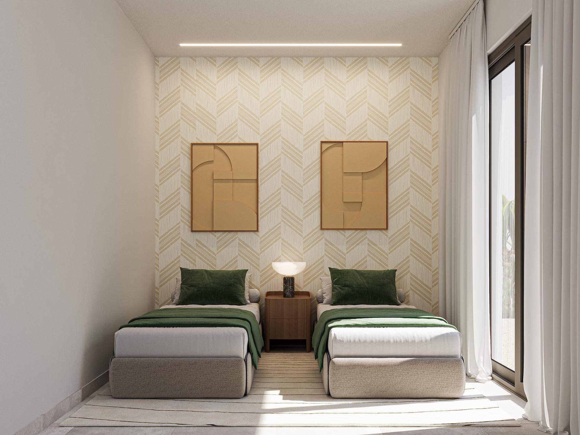 Helles Schlafzimmer mit zwei Einzelbetten, gemusterter Tapete und Zugang zu einem Außenbereich.