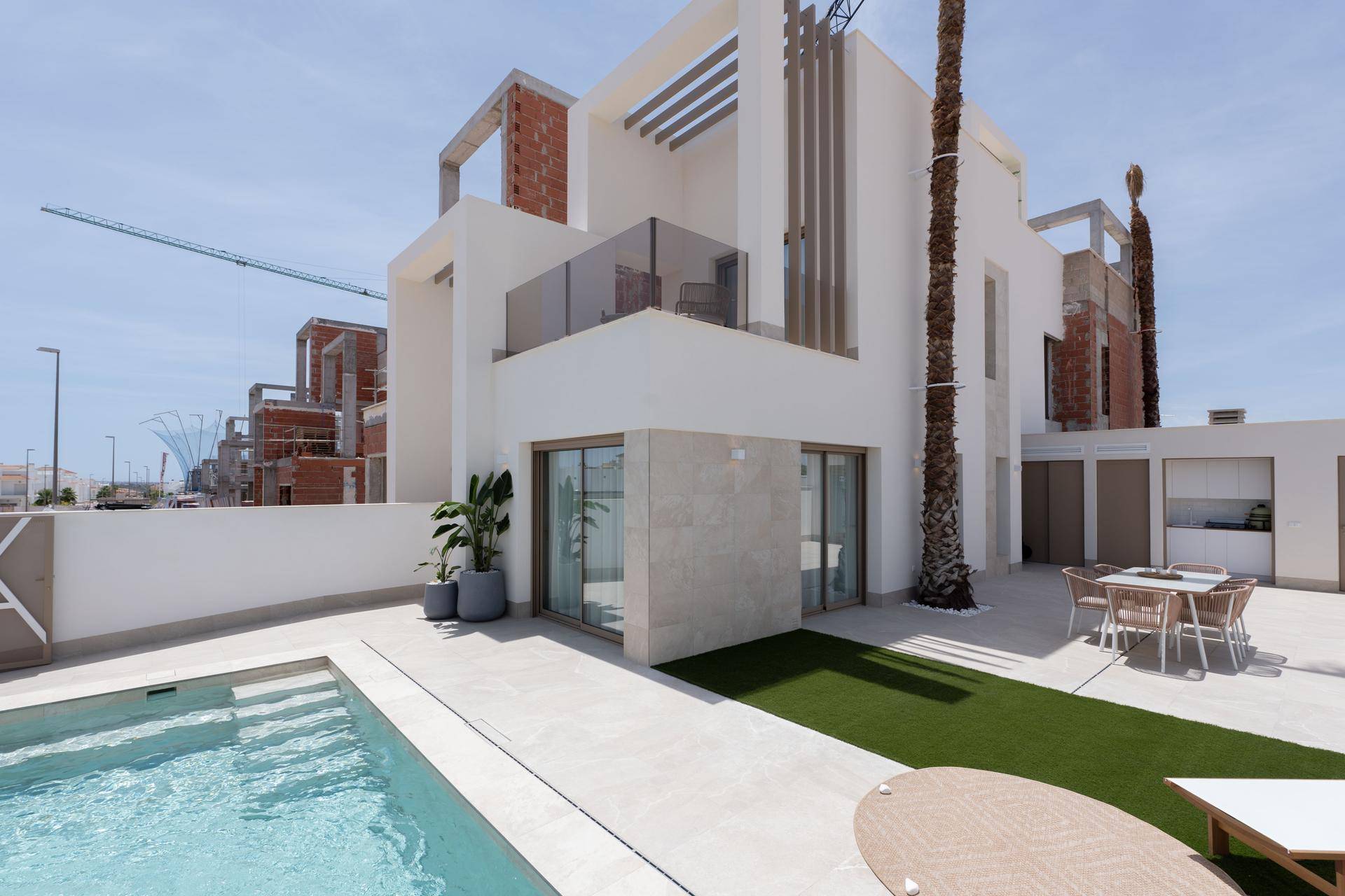 Moderne Villa mit privatem Pool, Sonnenterrasse und gepflegtem Gartenbereich.