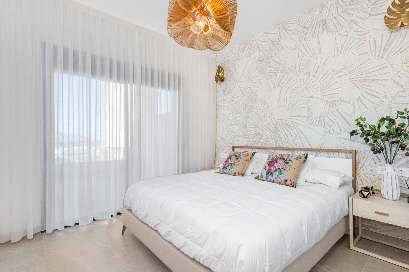 Helles Schlafzimmer mit dekorativer Tapete, großem Fenster und eleganten Vorhängen.