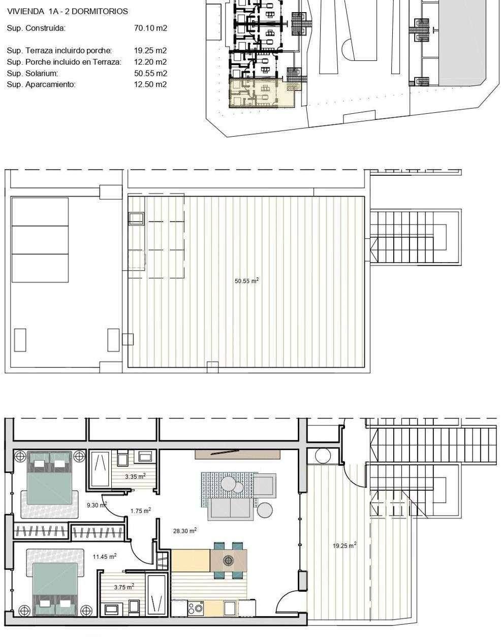 Mehrere Grundrisse einer Wohnung mit Terrassen und detaillierten Raumaufteilungen.