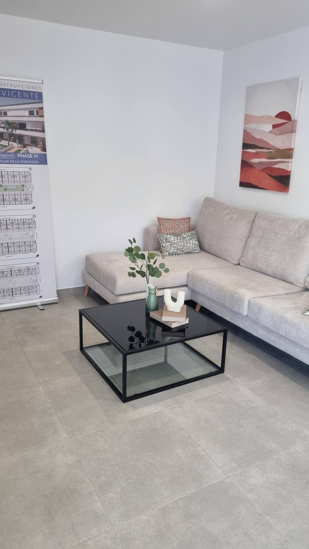 Gemütliches Wohnzimmer mit Ecksofa, modernem Couchtisch und Kunstwerken an der Wand.
